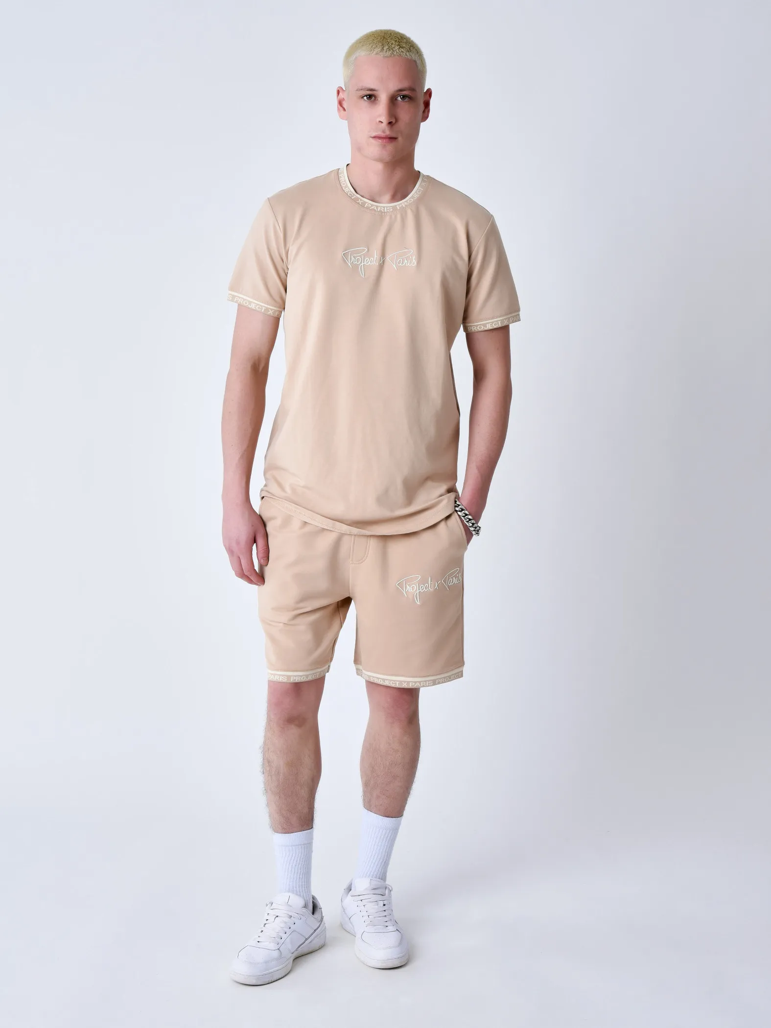 Pantalón corto con logotipo bordado