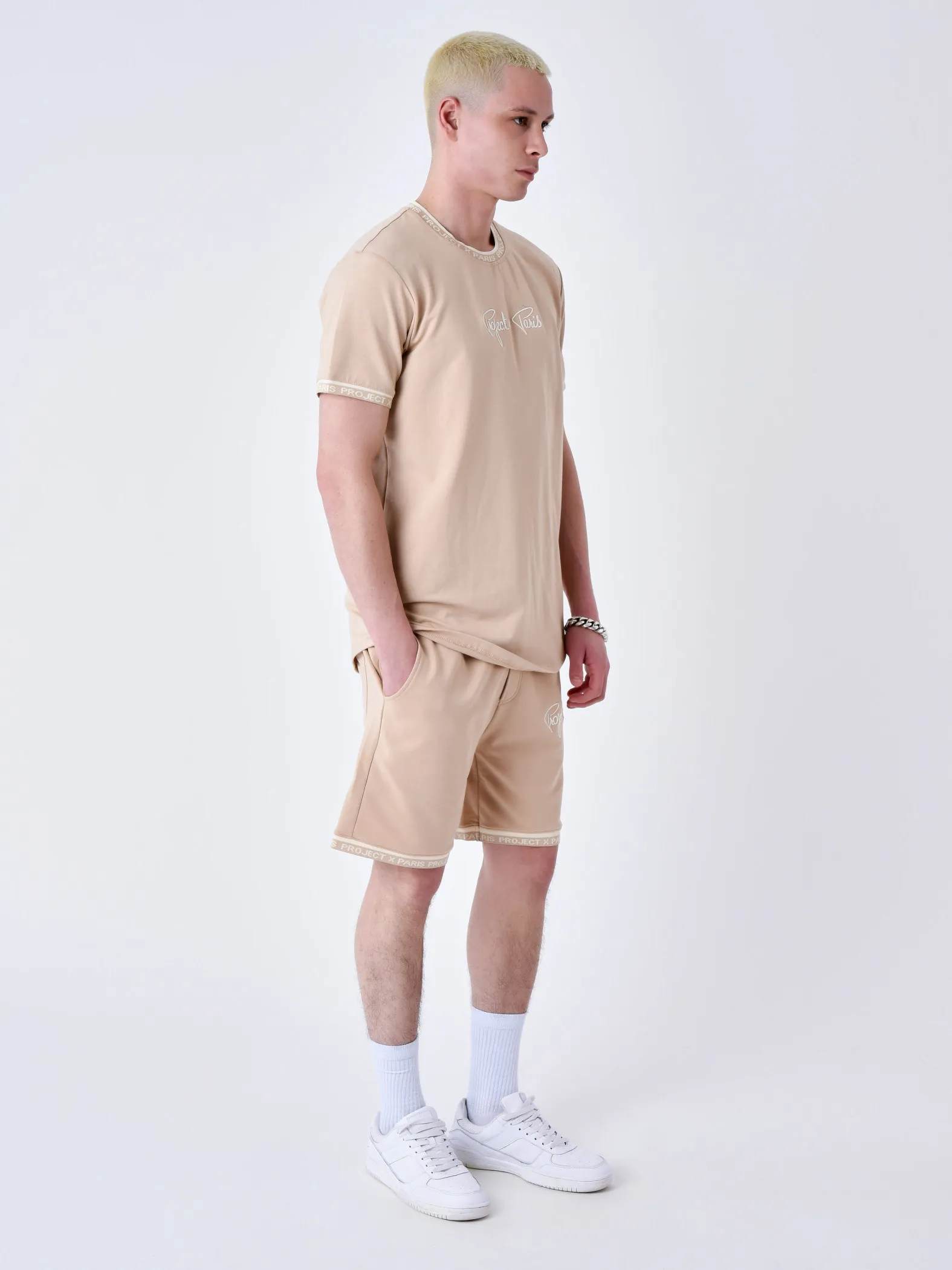 Pantalón corto con logotipo bordado
