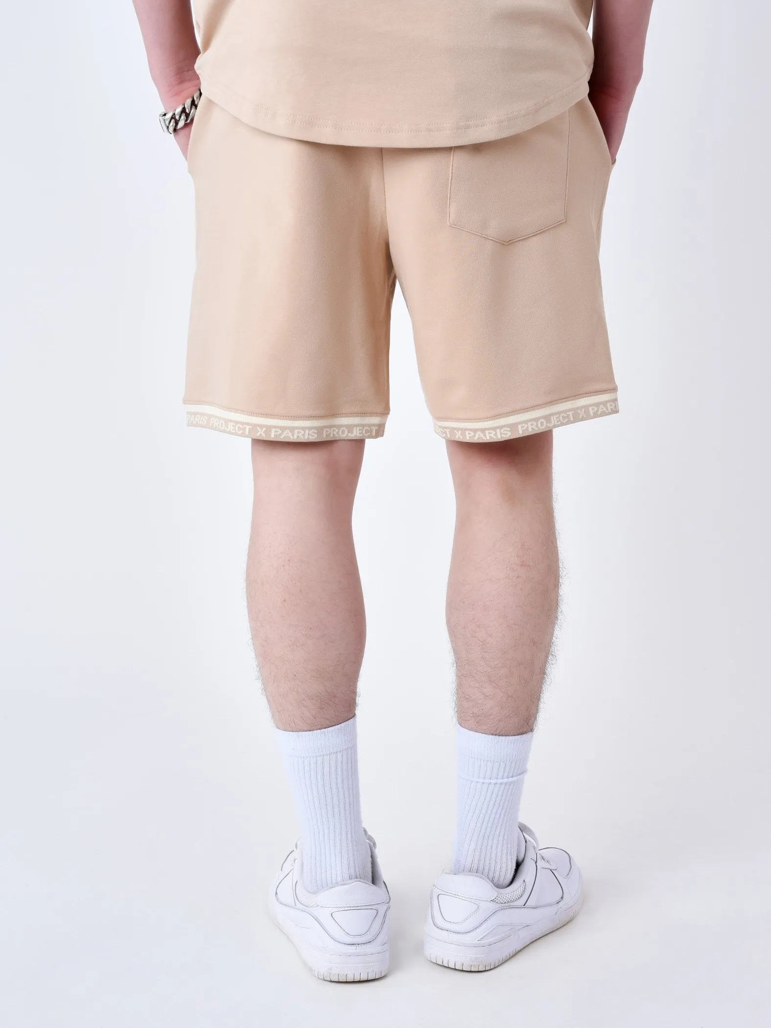 Pantalón corto con logotipo bordado