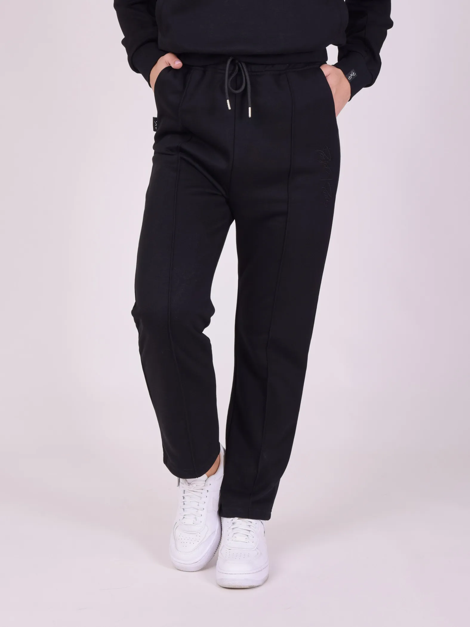 Pantalón de chándal con logotipo bordado a tono