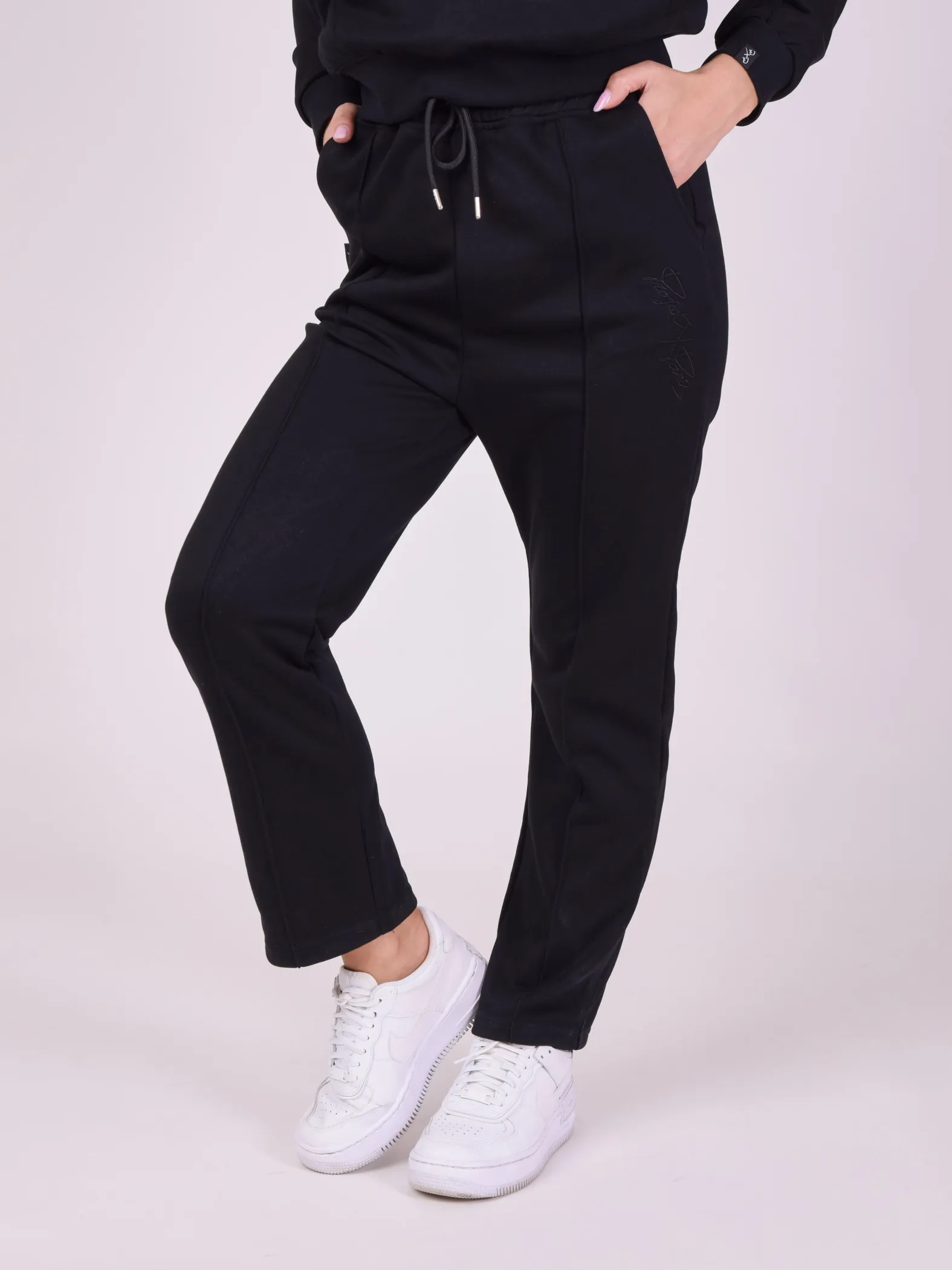 Pantalón de chándal con logotipo bordado a tono