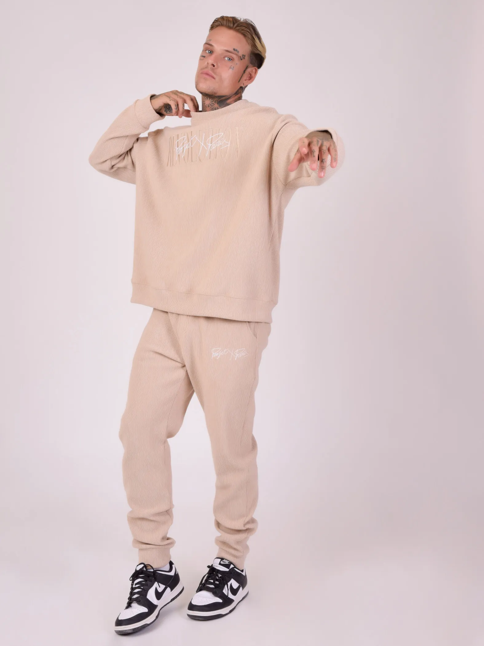 Pantalón de chándal de canalé con bordado sencillo