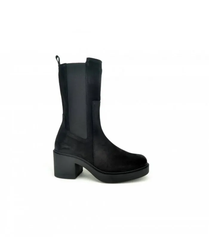 PAULA URBAN 241214 OIL NEGRO