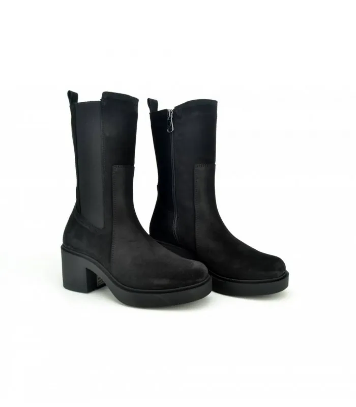 PAULA URBAN 241214 OIL NEGRO