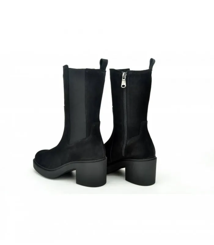 PAULA URBAN 241214 OIL NEGRO