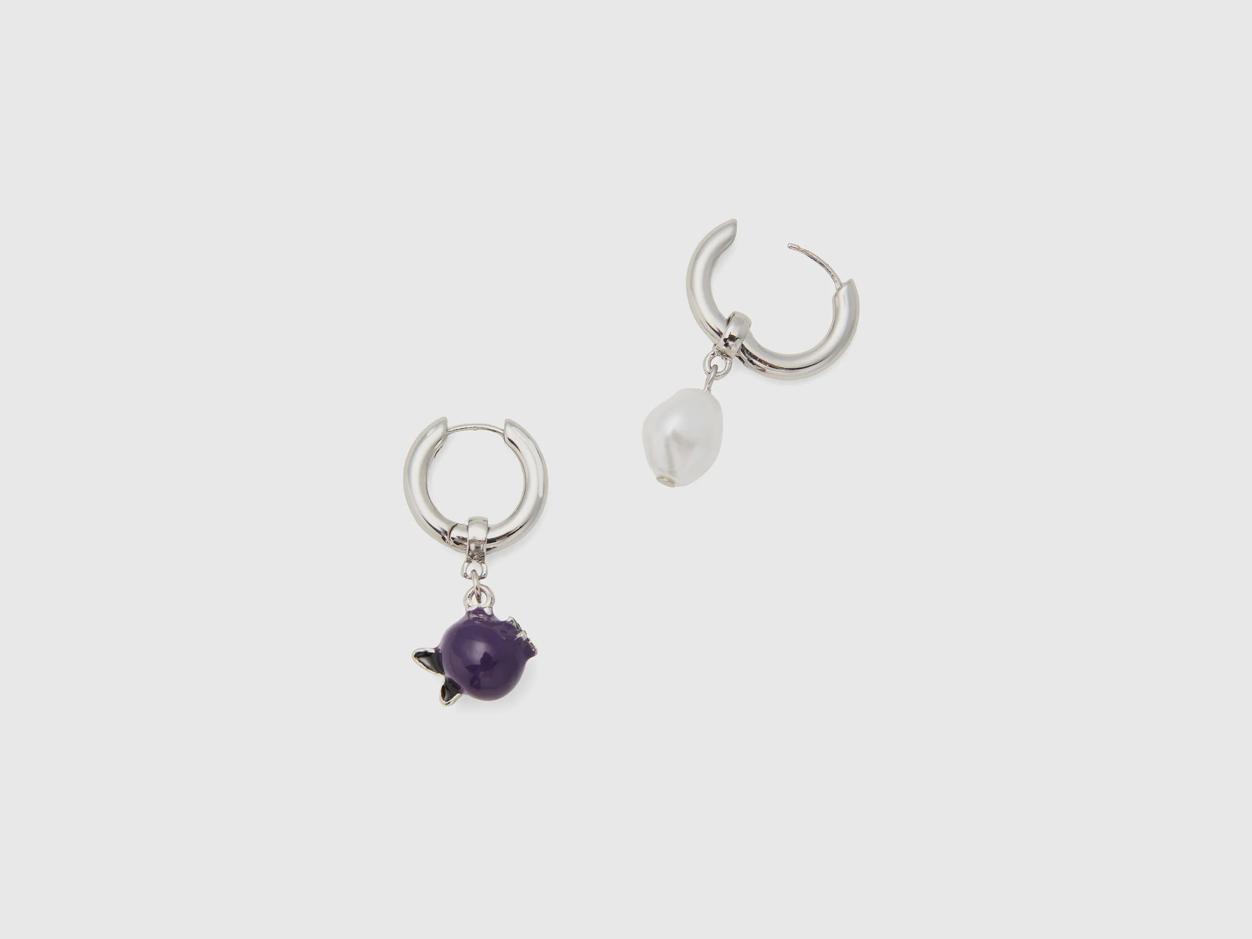 Pendientes con colgante de arándano morado y perla blanca