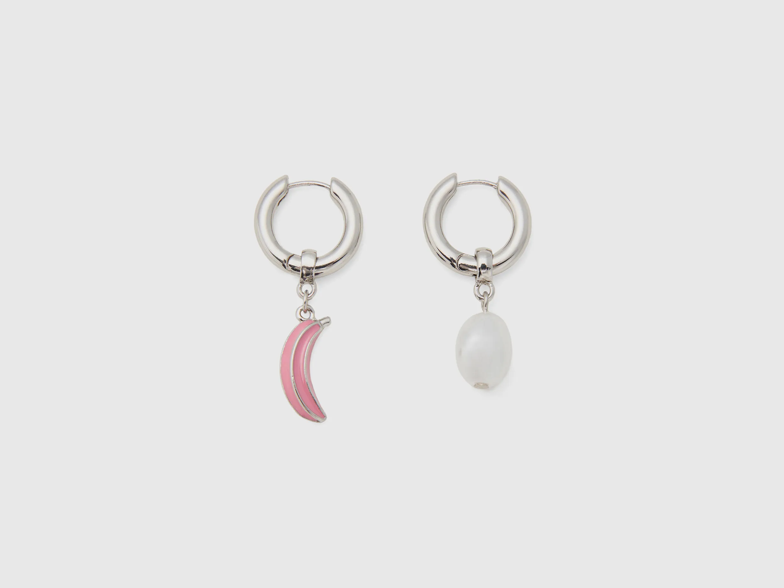 Pendientes con colgante de plátano rosa y perla blanca