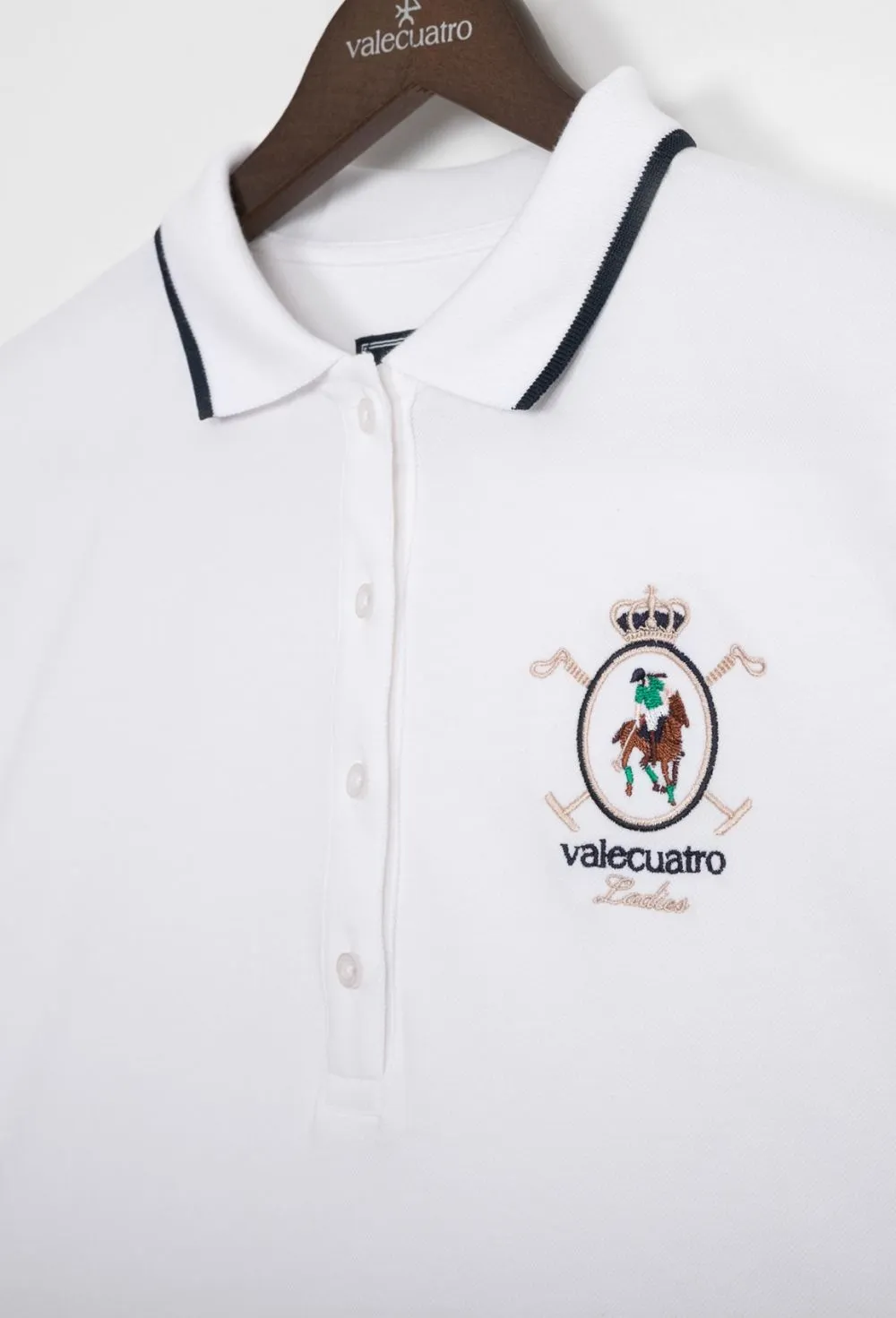 Polo clásico blanco escudo Valecuatro de mujer
