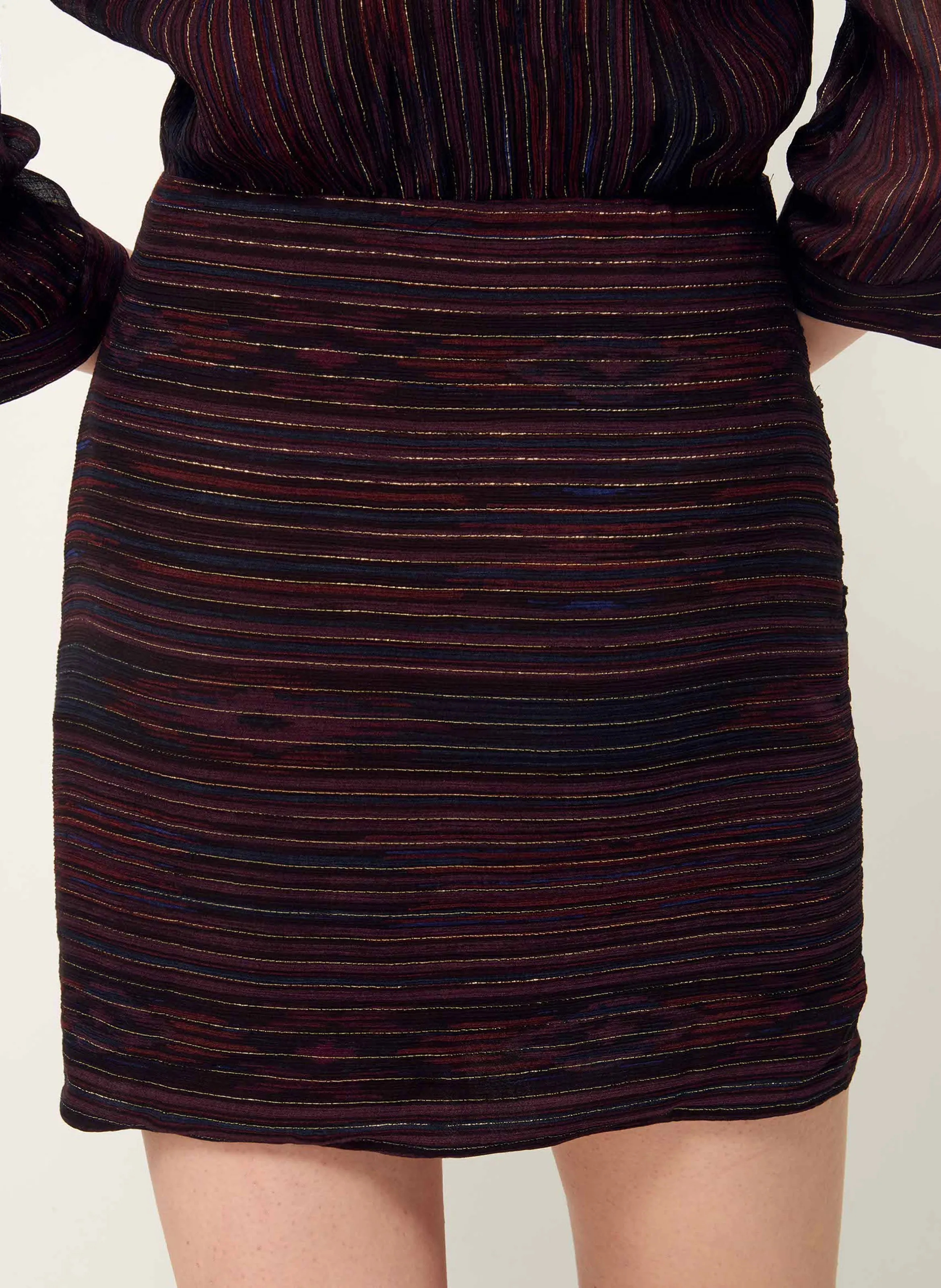 SESSUN GAYA  VESTIDO CORTO A RAYAS CON CUELLO DE PICO EN MARRON