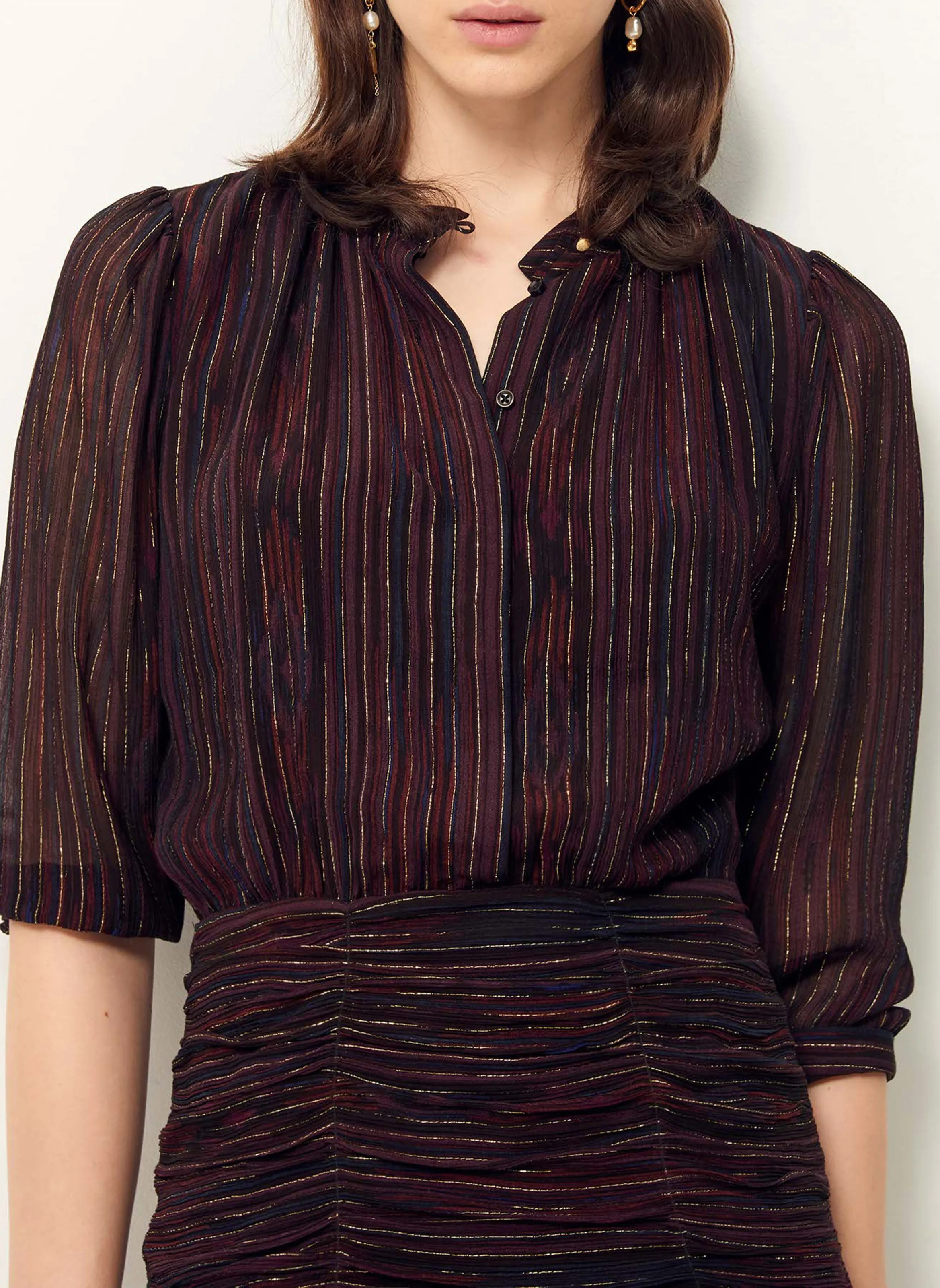 SESSUN GAYA  VESTIDO CORTO A RAYAS CON CUELLO DE PICO EN MARRON