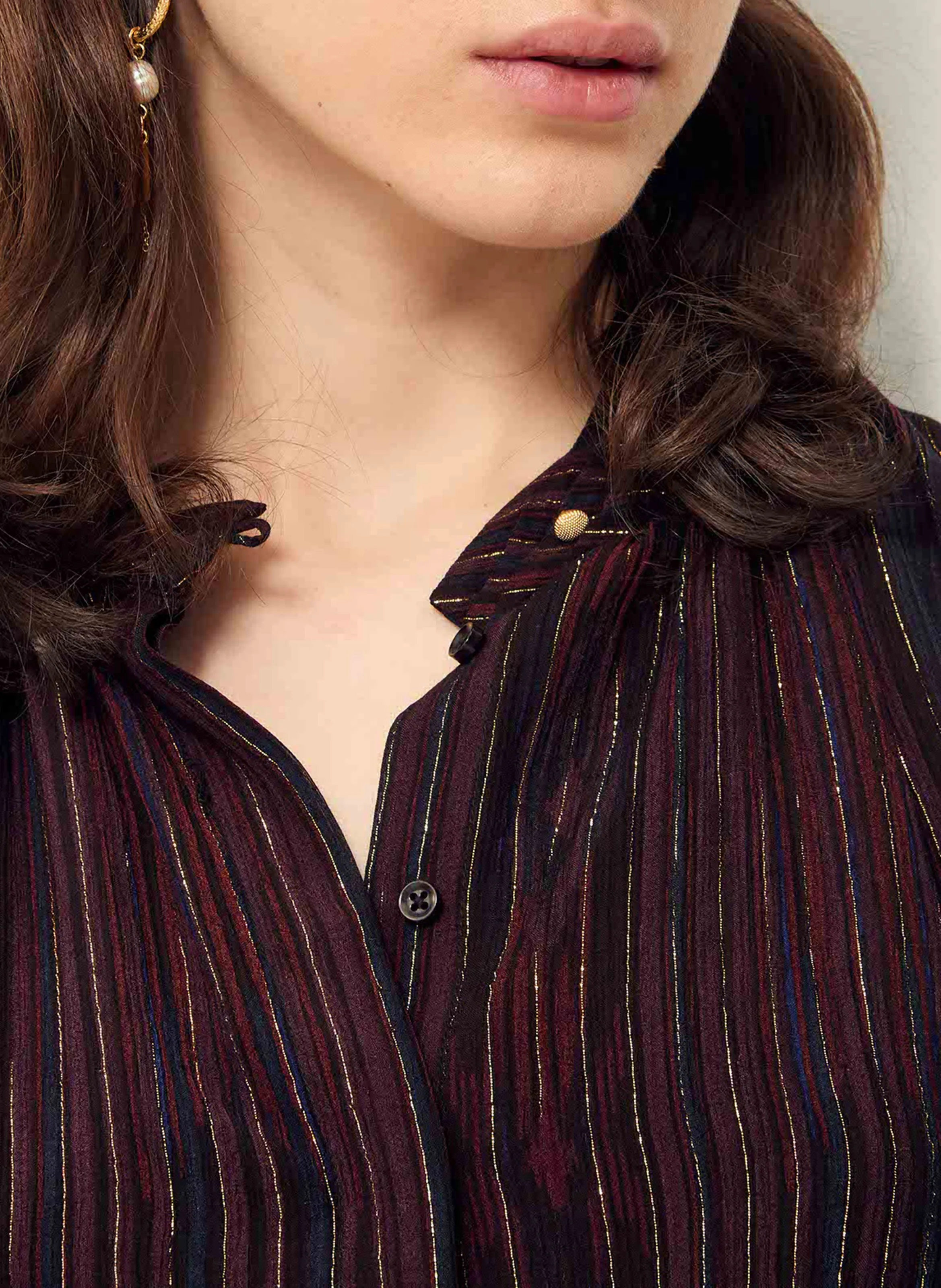 SESSUN GAYA  VESTIDO CORTO A RAYAS CON CUELLO DE PICO EN MARRON