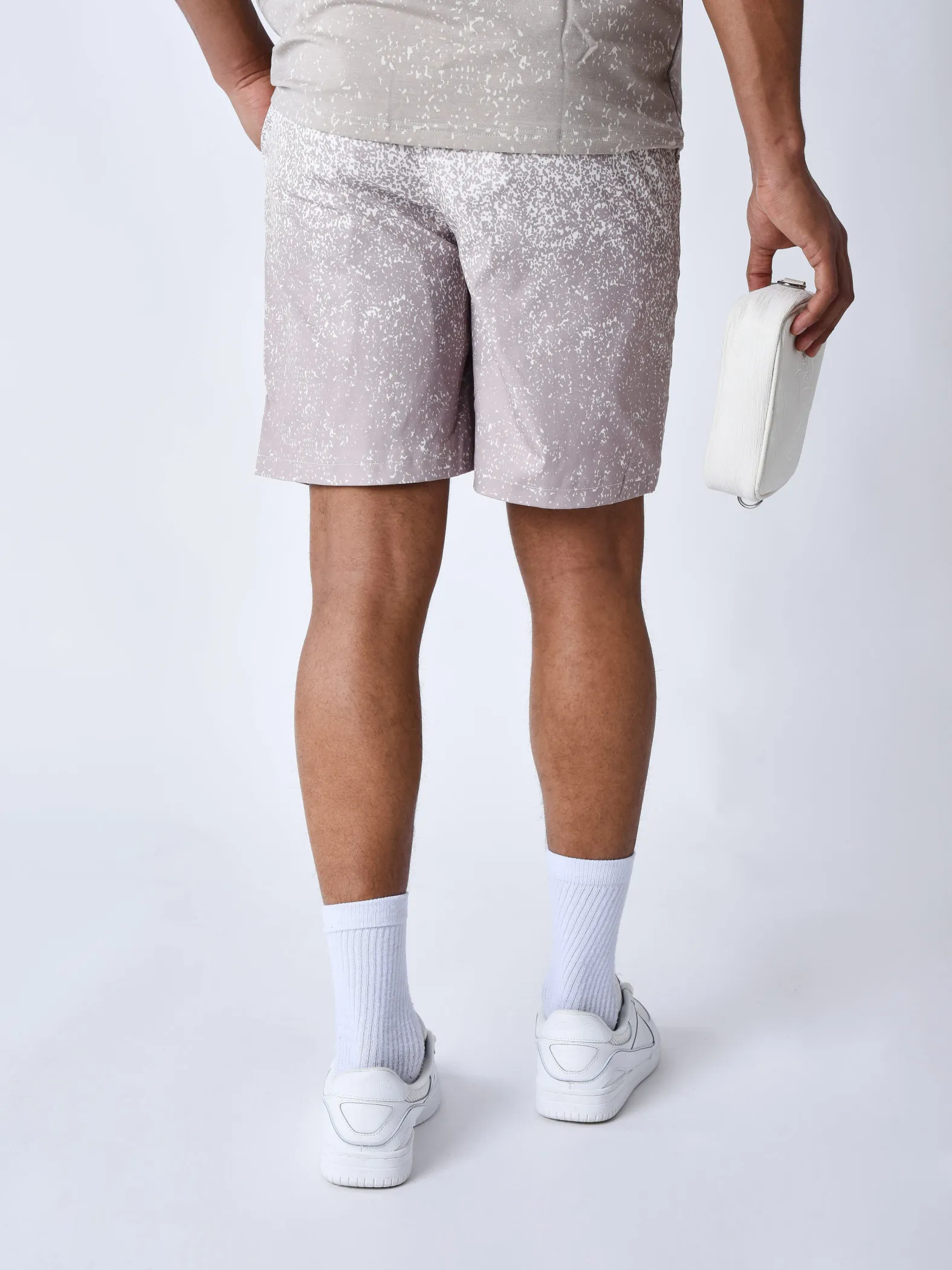Shorts de baño con estampado de aerosol