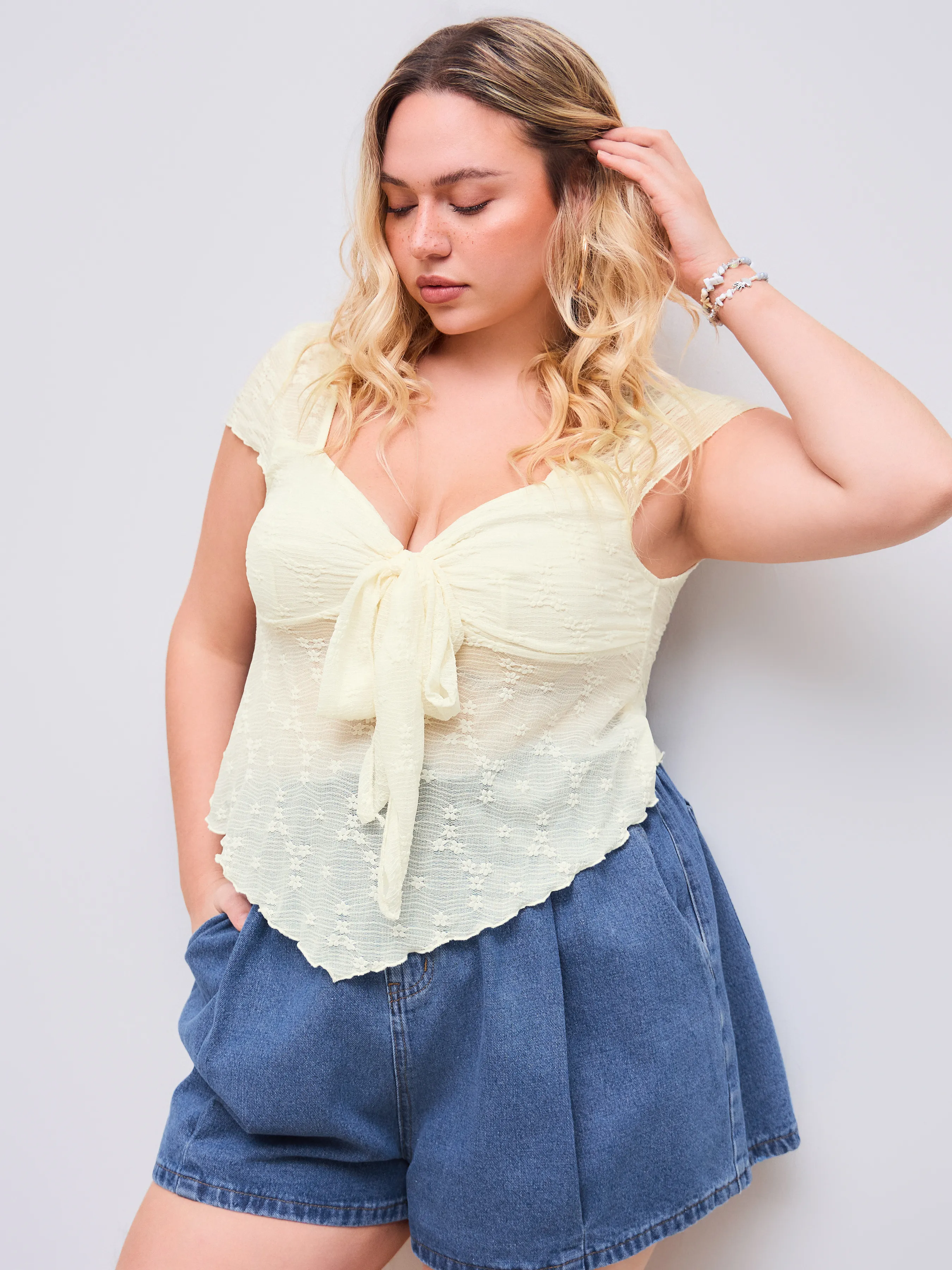 Top de manga corta anudado con encaje y estampado floral Curvy
