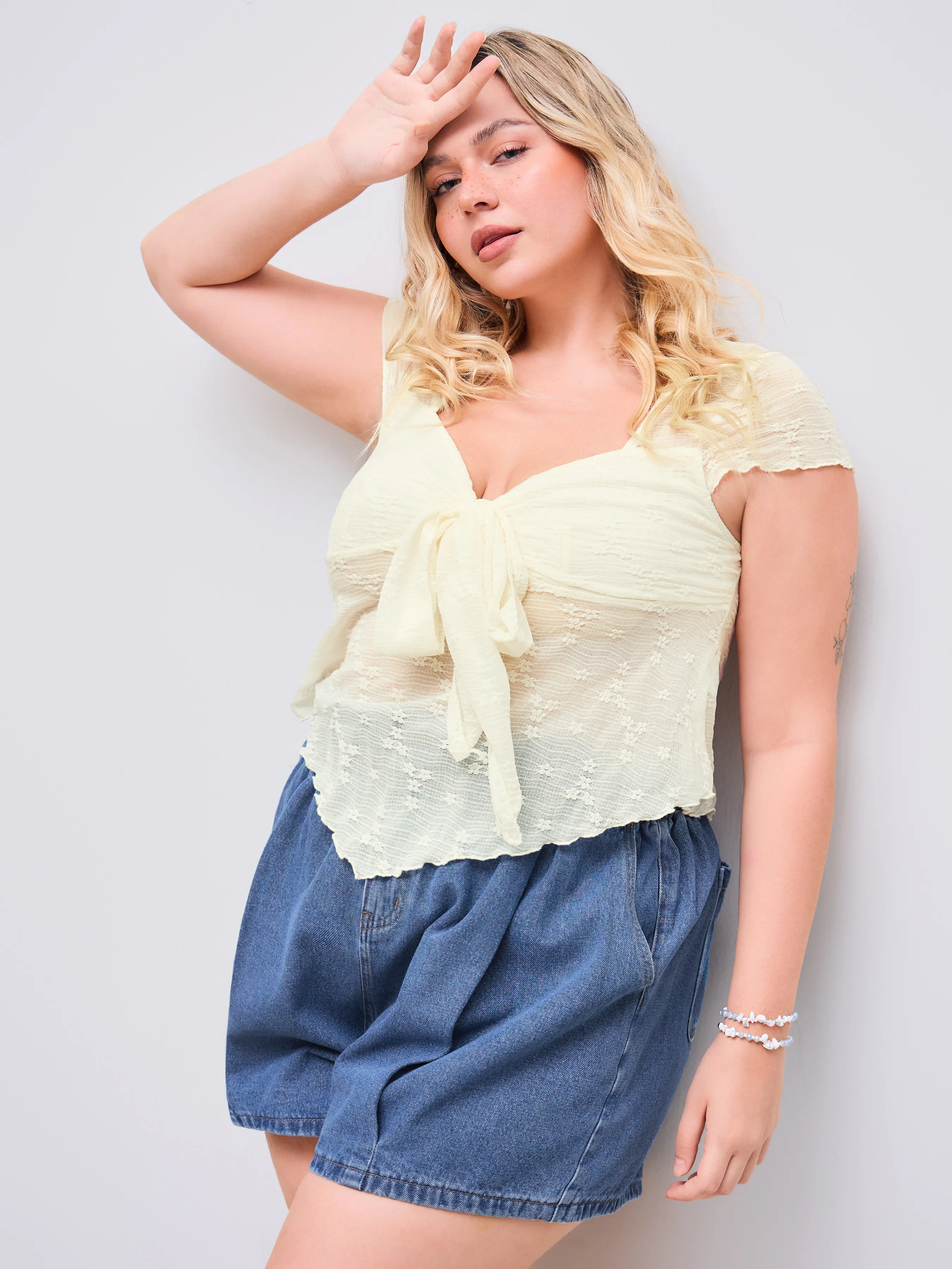 Top de manga corta anudado con encaje y estampado floral Curvy
