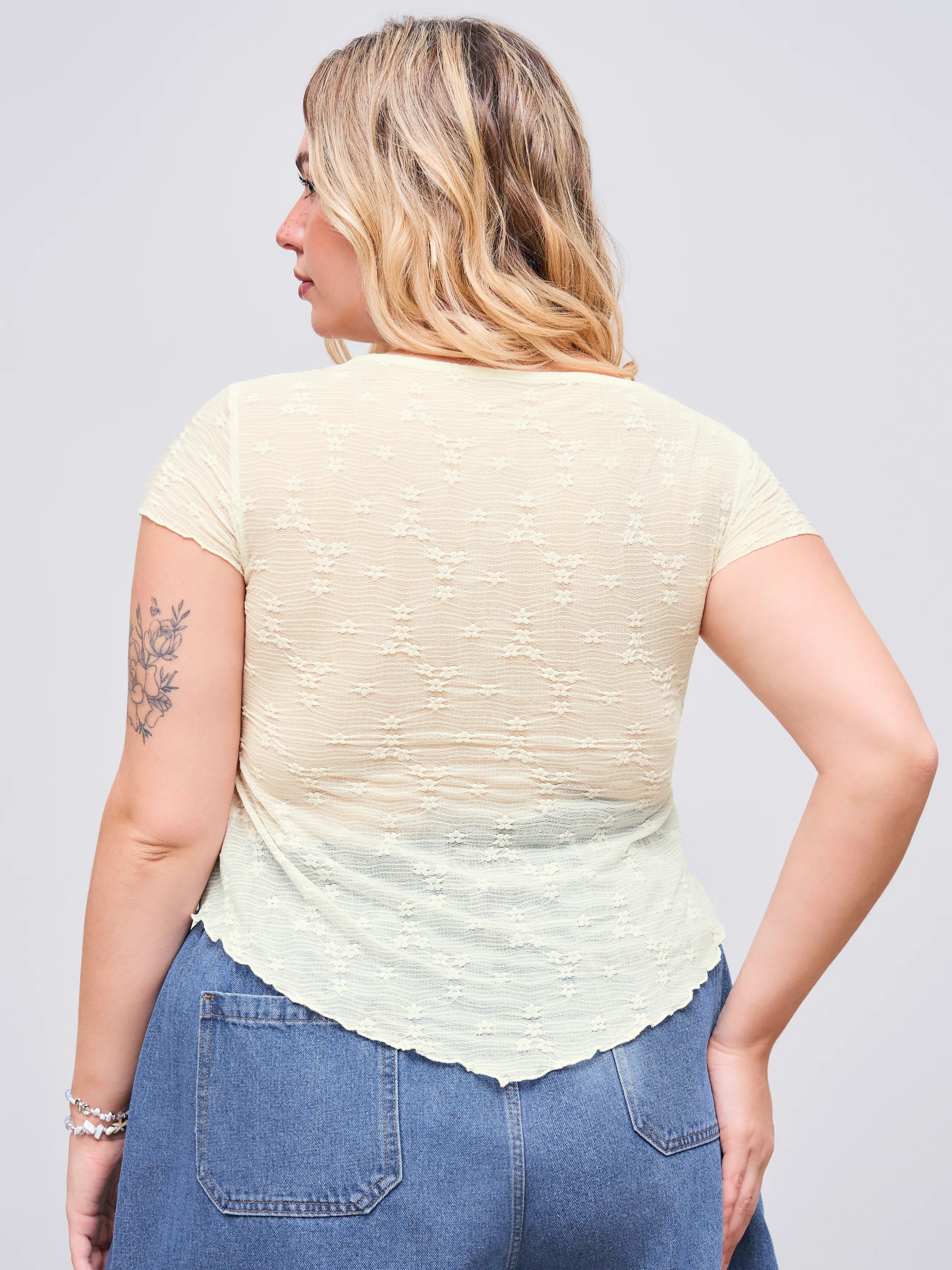 Top de manga corta anudado con encaje y estampado floral Curvy
