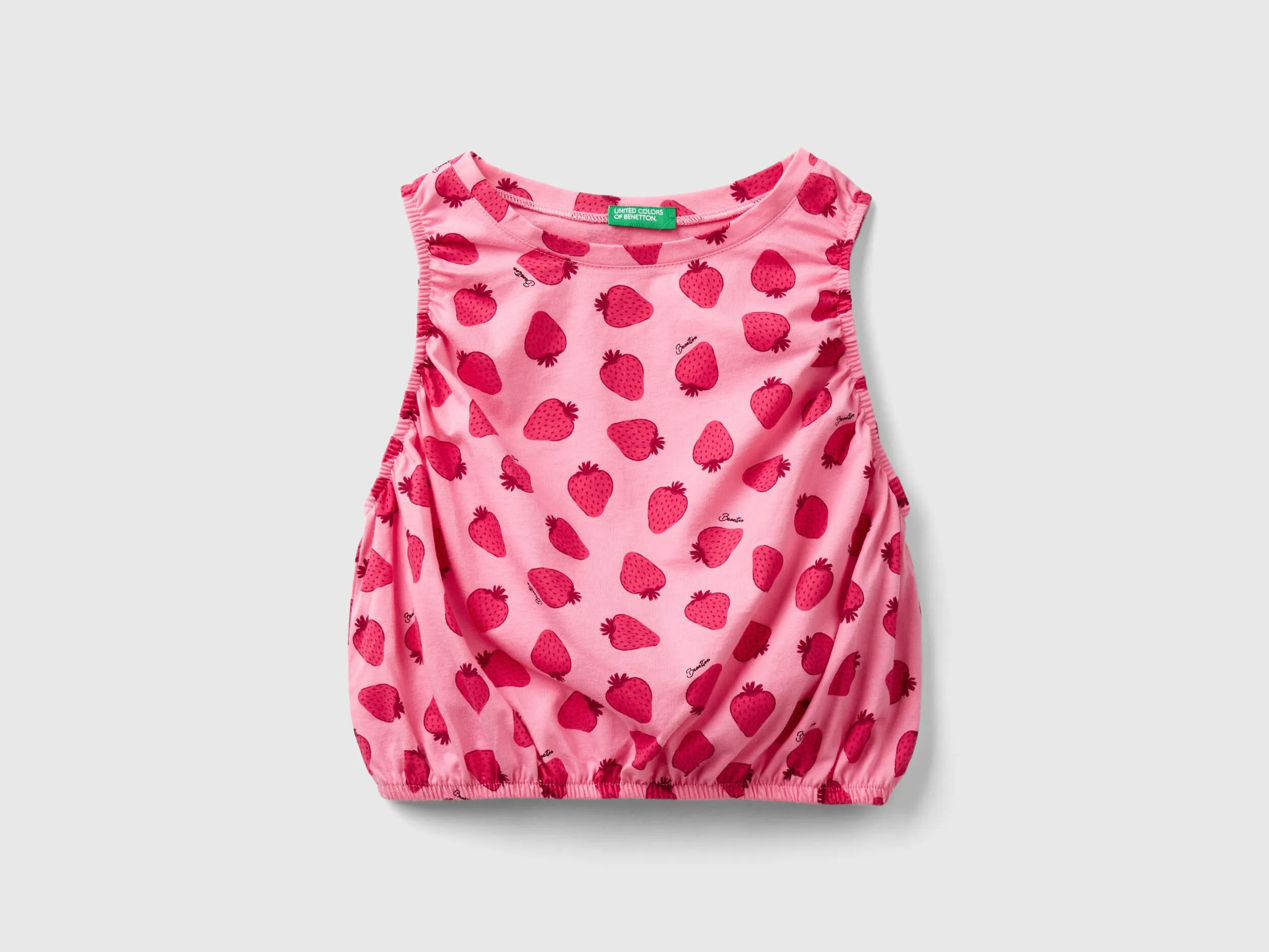 Top rosa con estampado de fresas