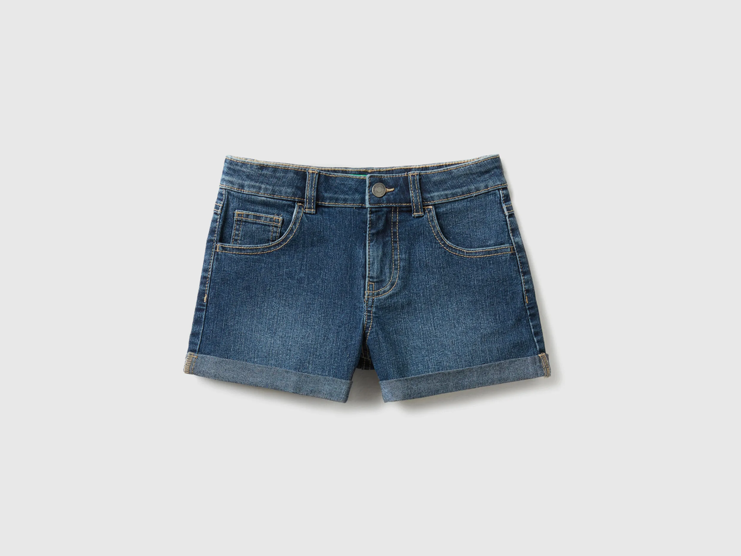 VAQUEROS CORTOS EN DENIM ECORECYCLE