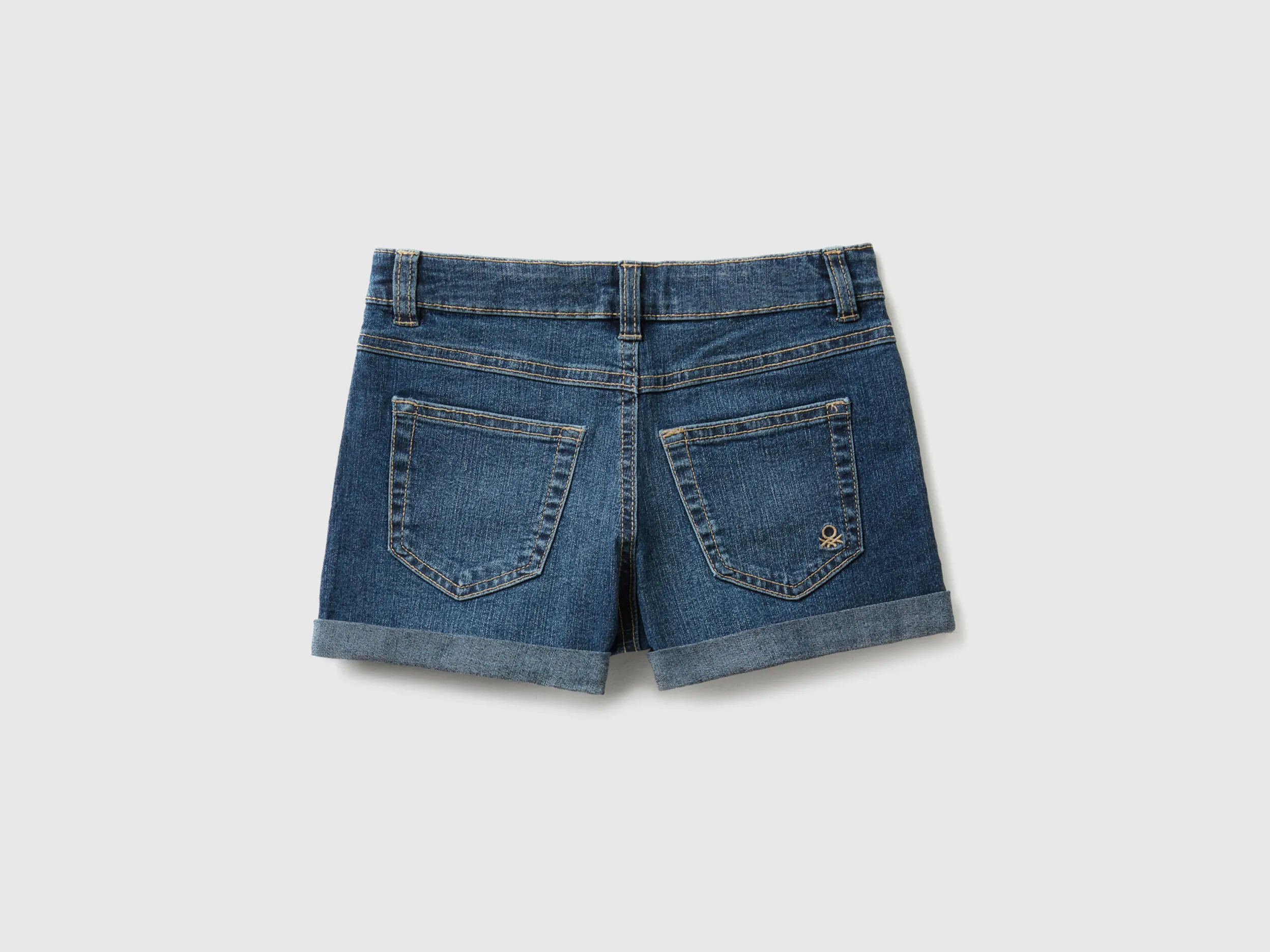 VAQUEROS CORTOS EN DENIM ECORECYCLE