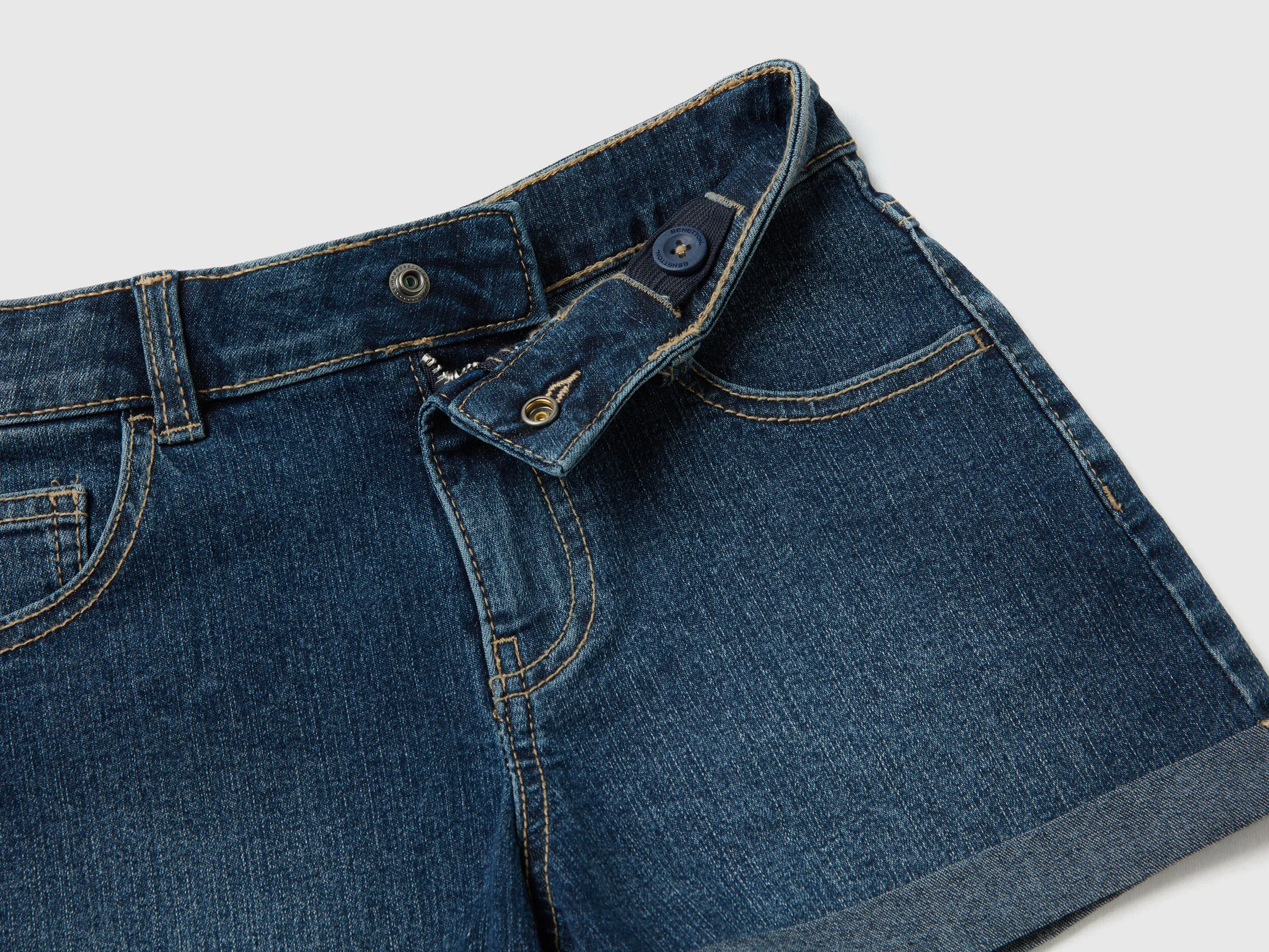 VAQUEROS CORTOS EN DENIM ECORECYCLE