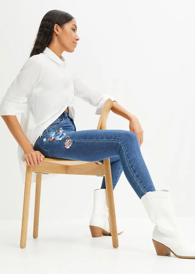 Vaqueros pitillo con bordado Denim