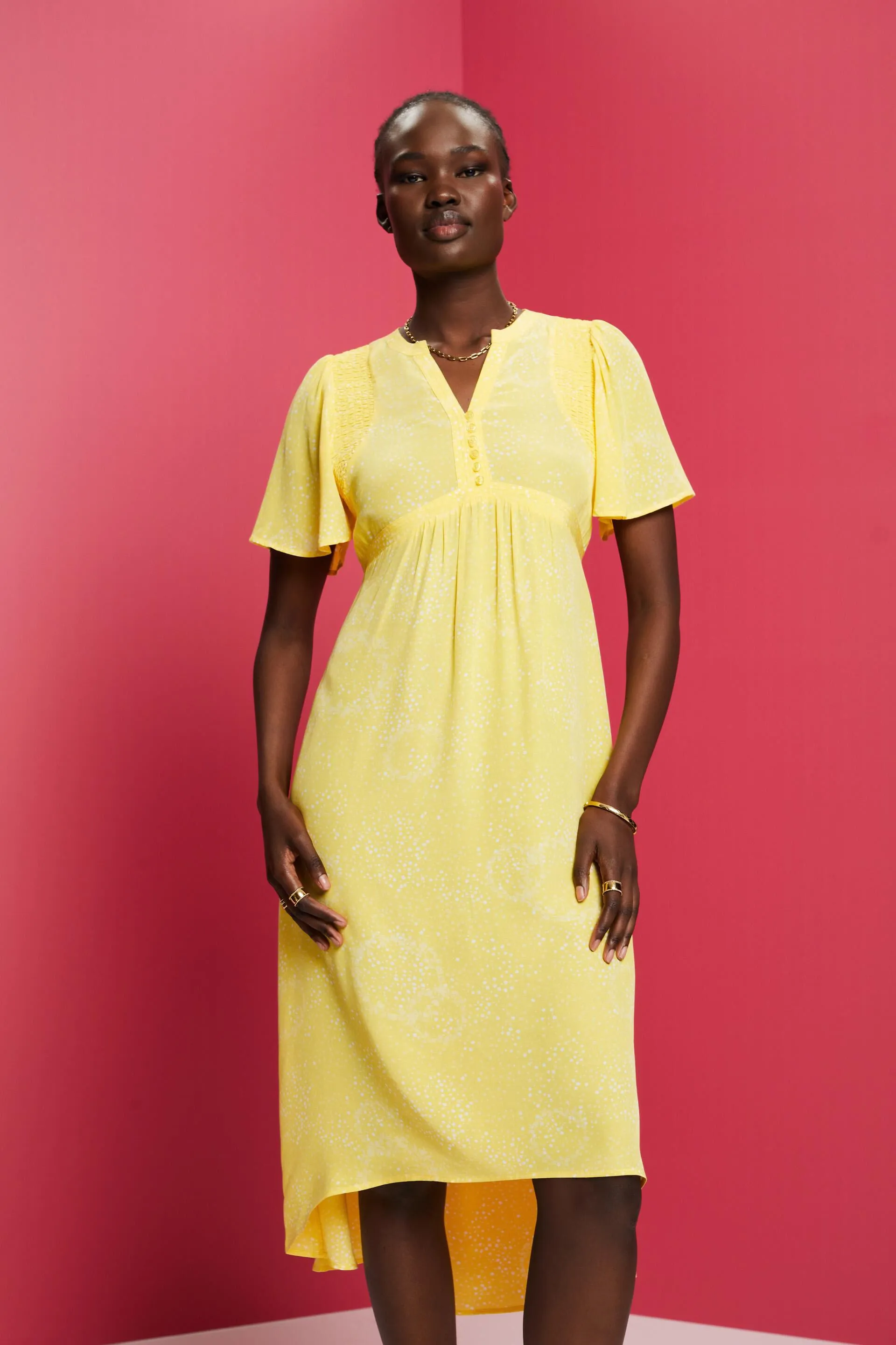 Vestido midi con espalda fruncida y estampado
