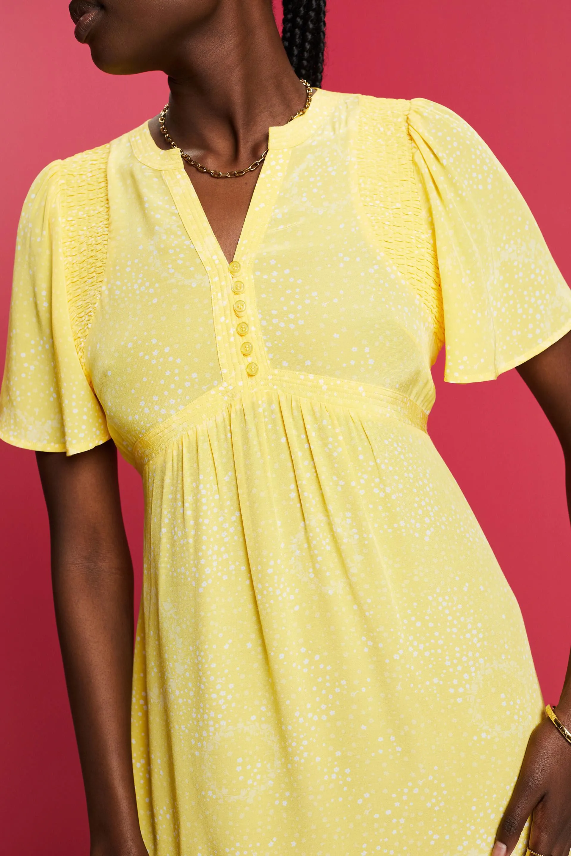 Vestido midi con espalda fruncida y estampado