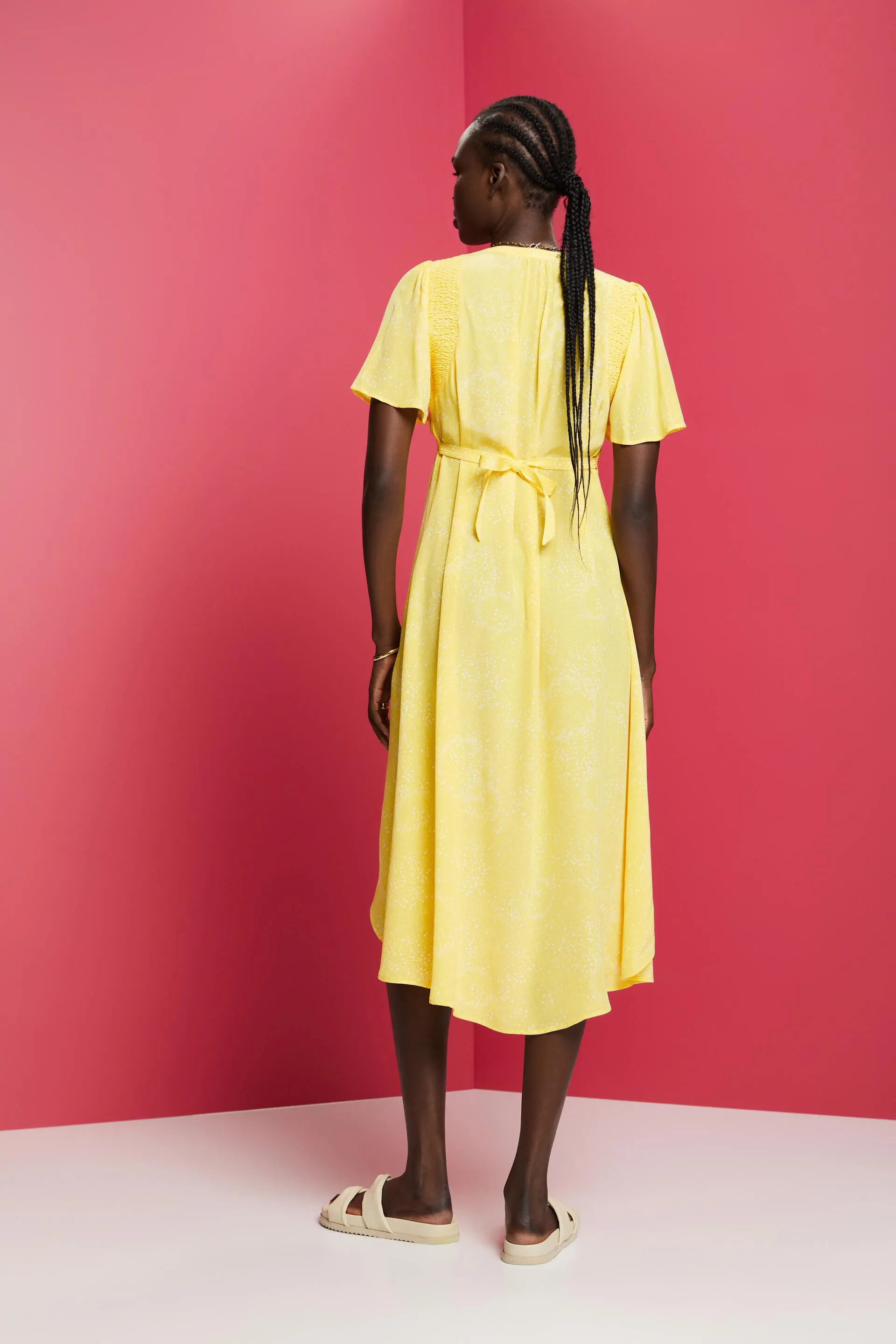 Vestido midi con espalda fruncida y estampado