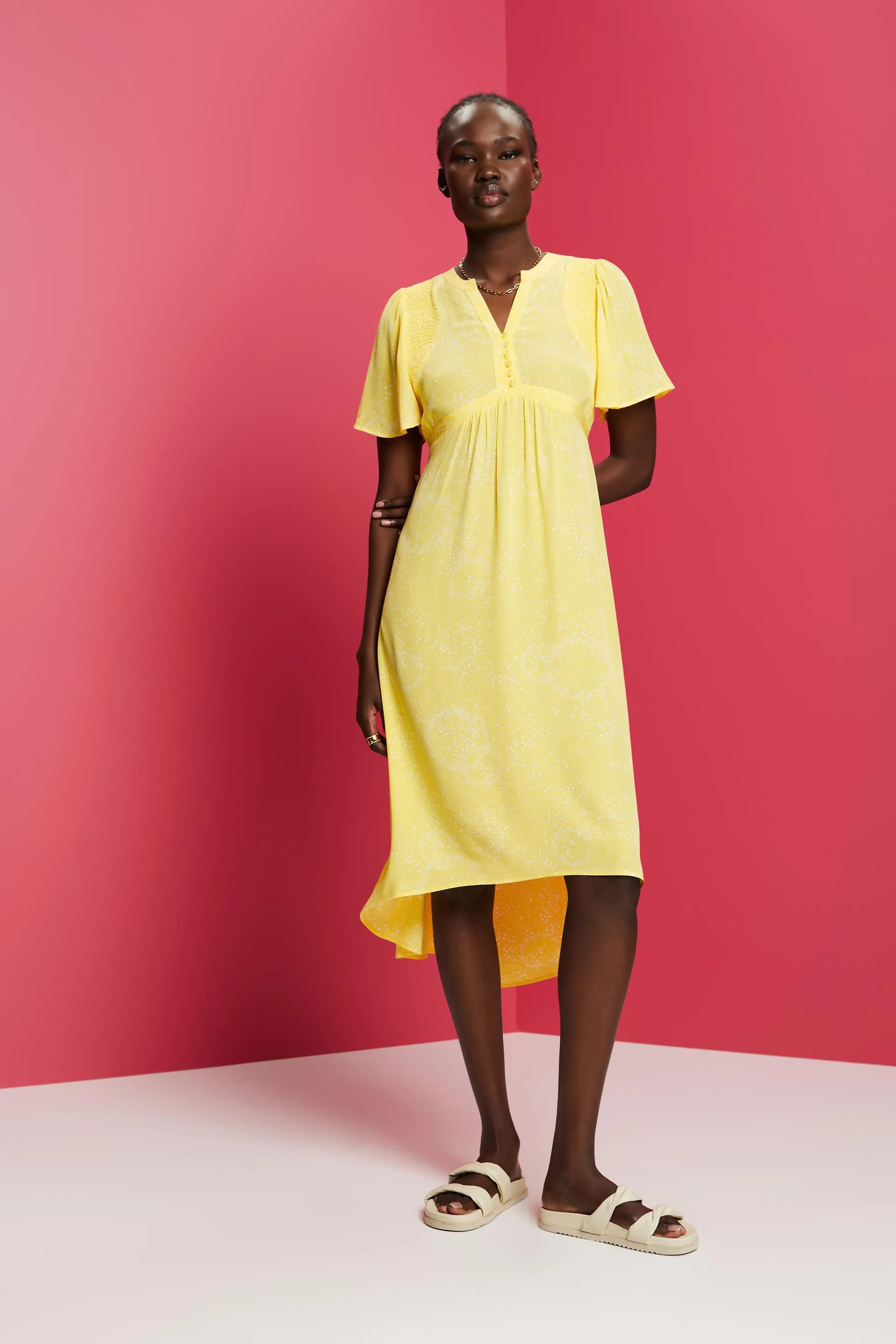 Vestido midi con espalda fruncida y estampado