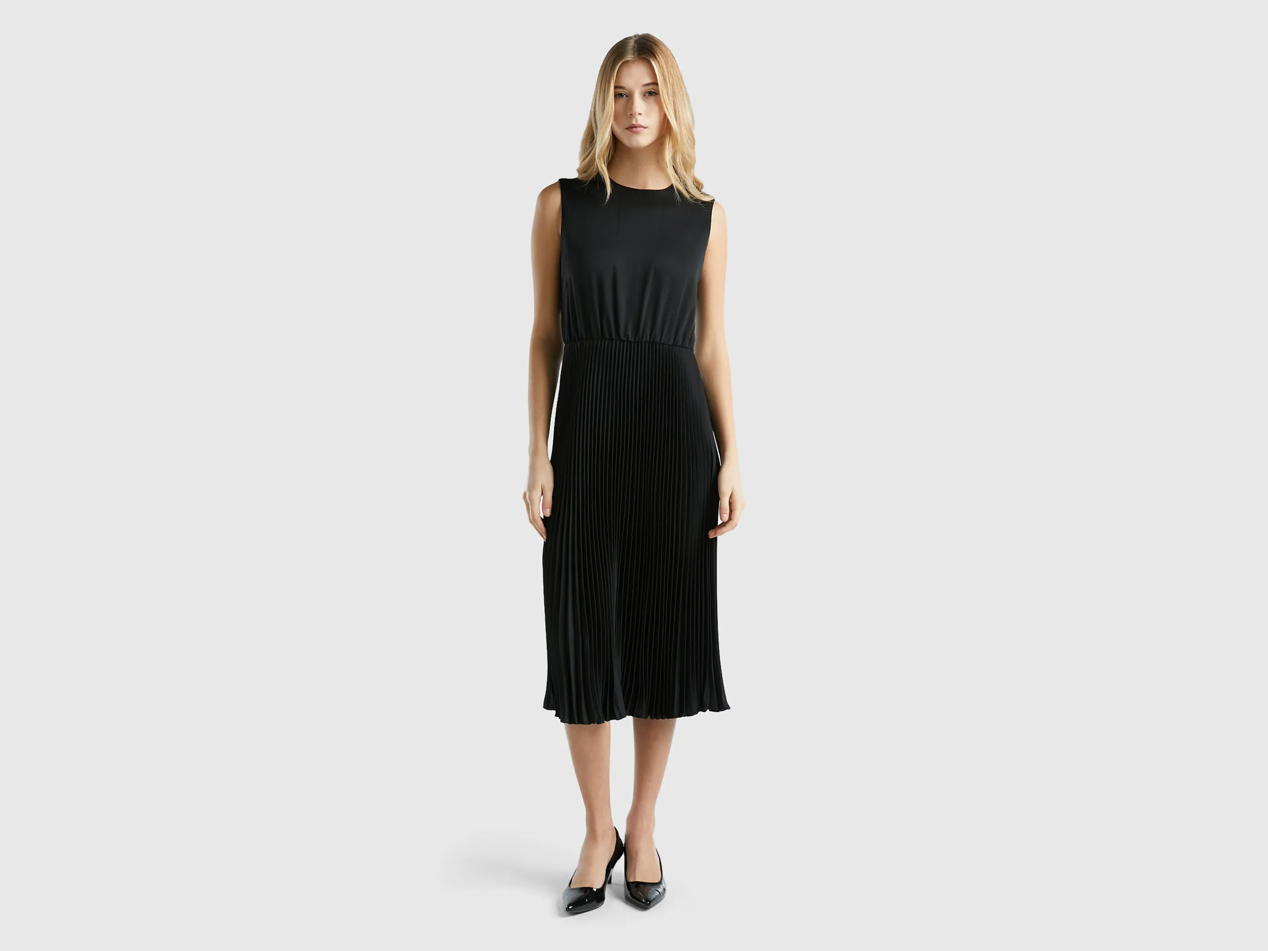 Vestido midi con falda plisada