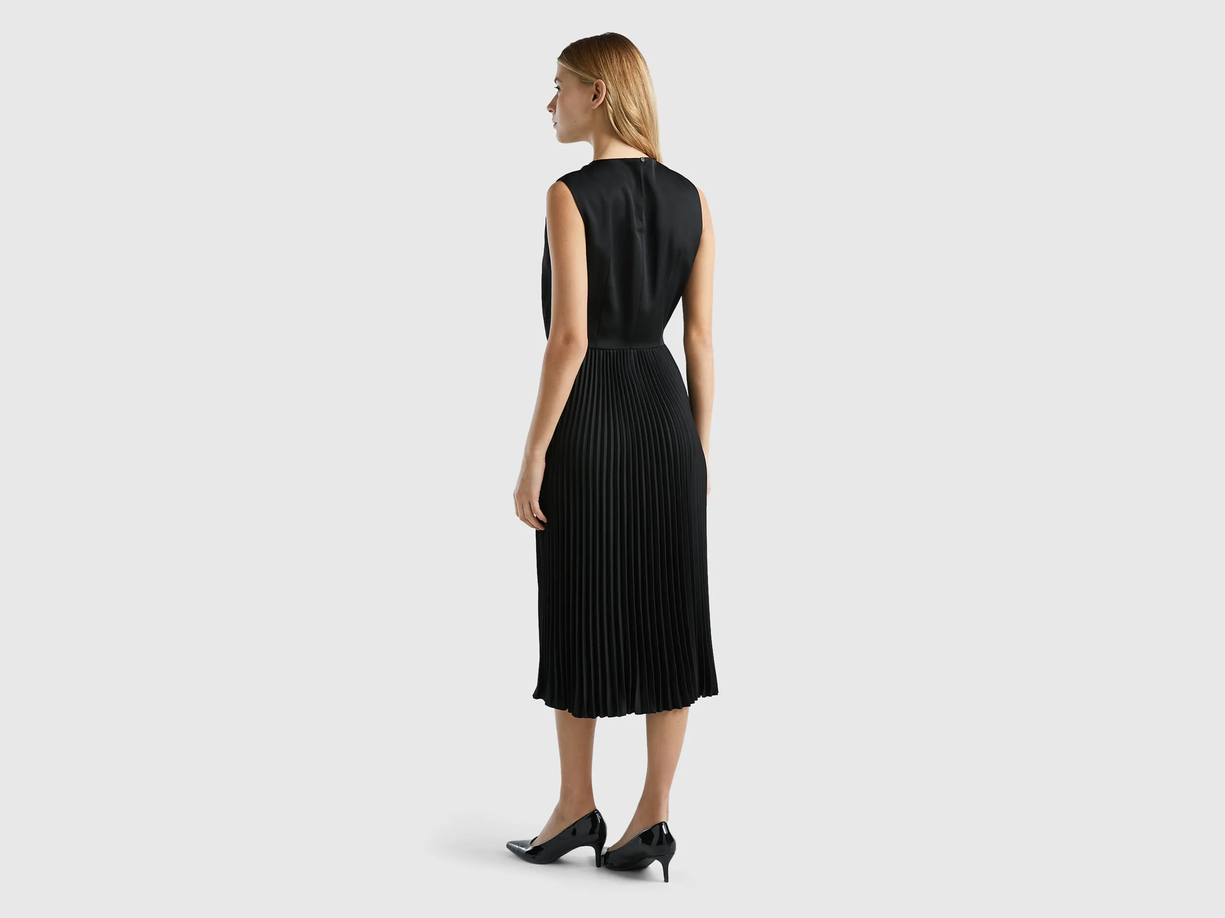 Vestido midi con falda plisada