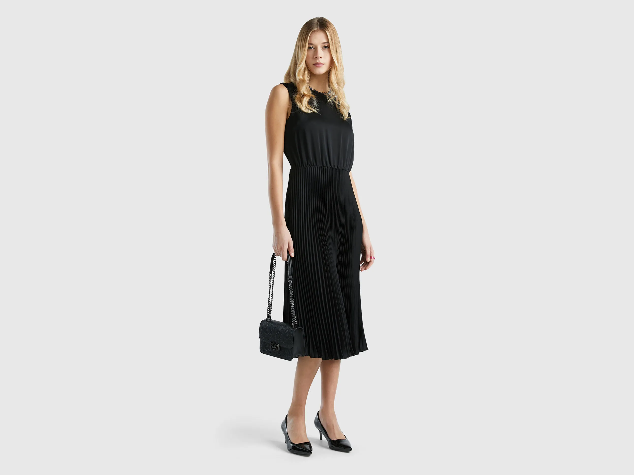 Vestido midi con falda plisada