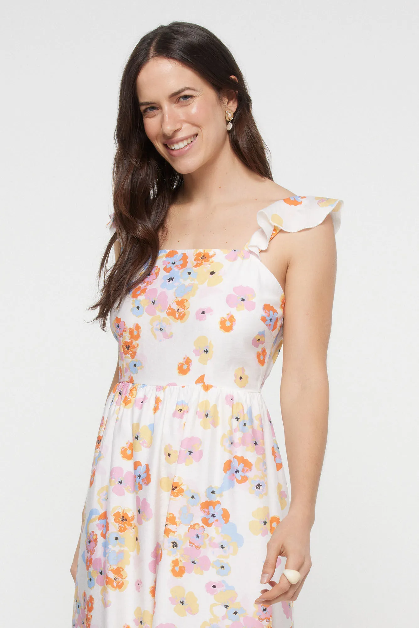 Vestido midi de tirante con volante y estampado floral.