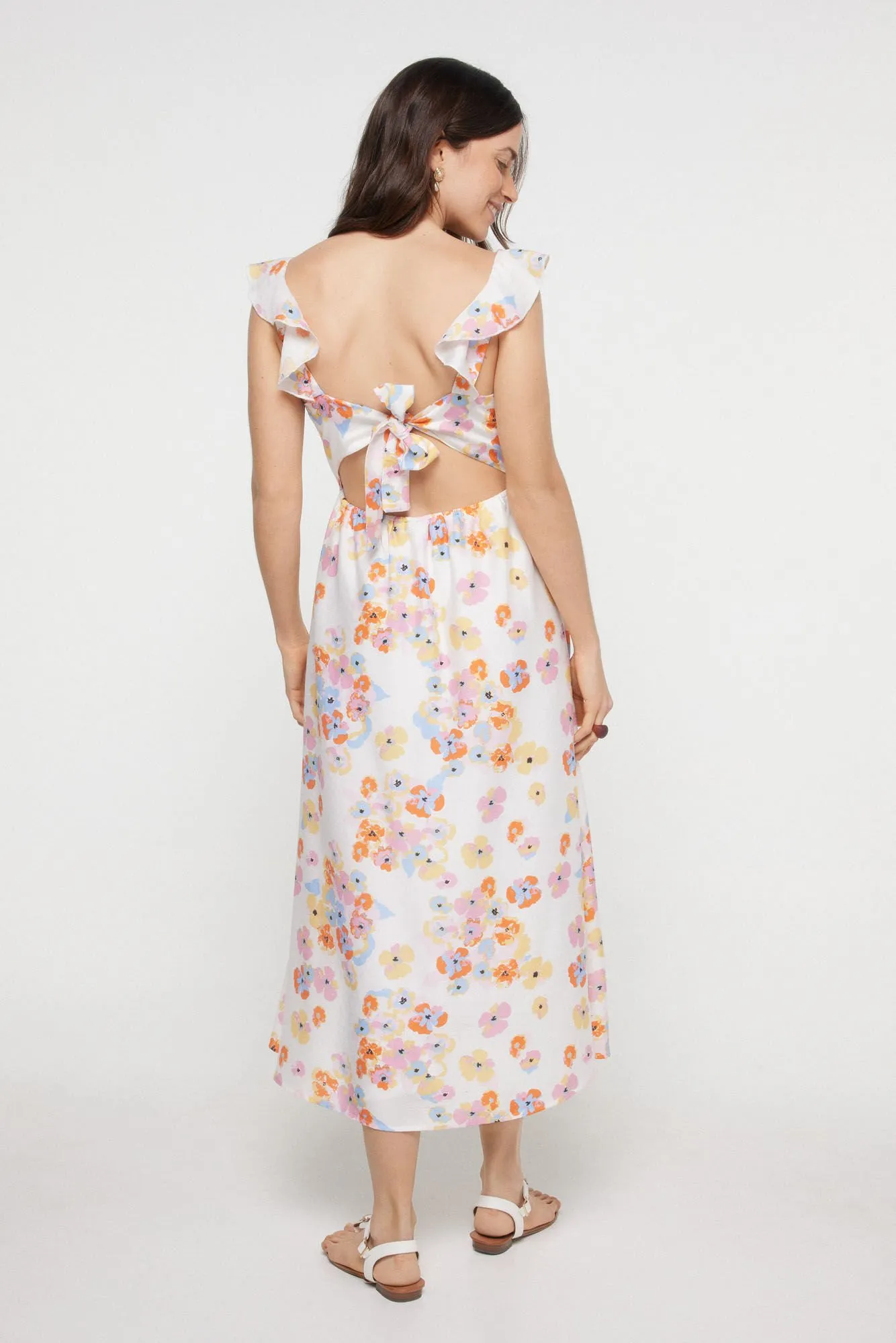 Vestido midi de tirante con volante y estampado floral.