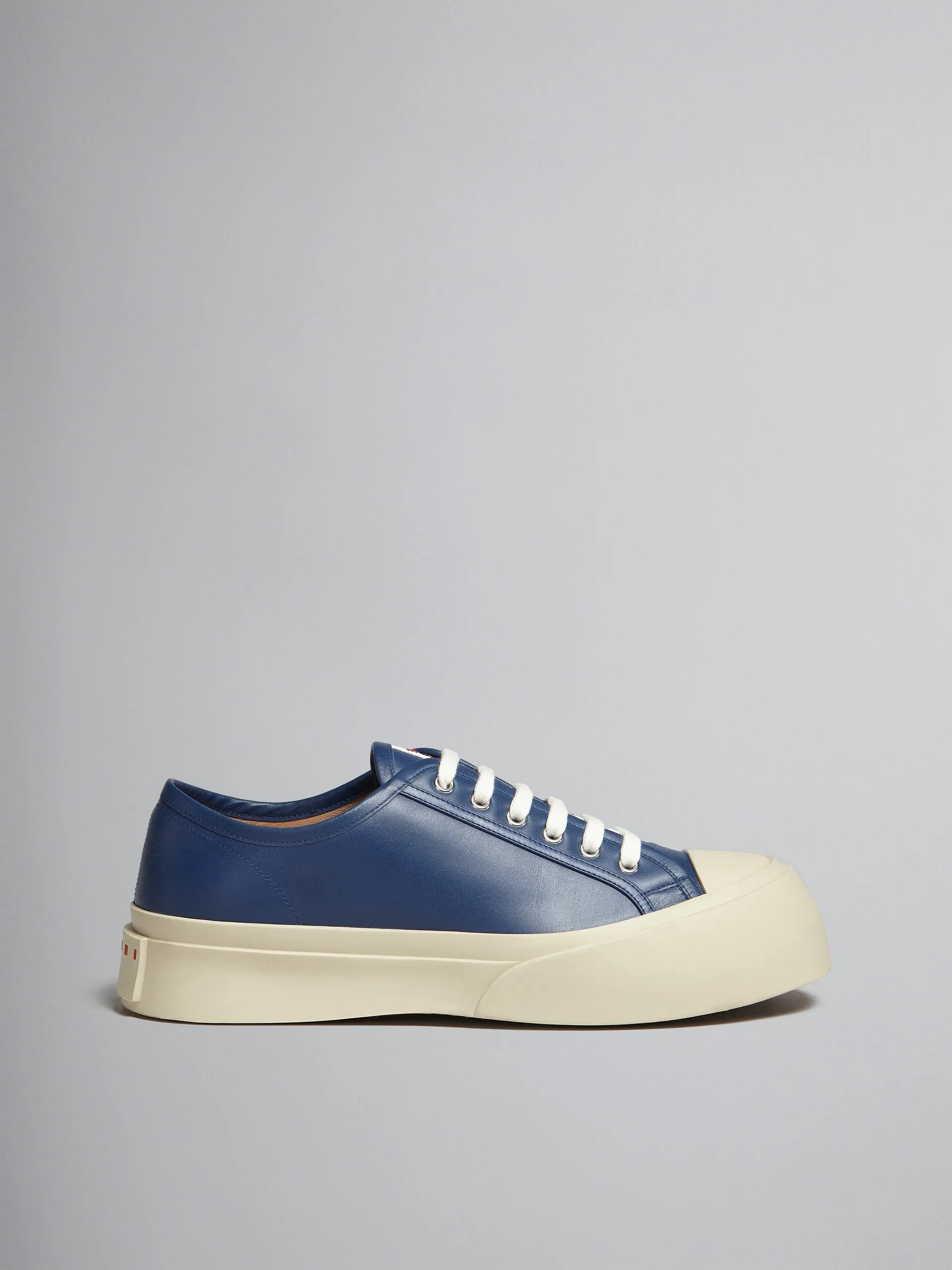 Zapatilla Pablo de napa azul