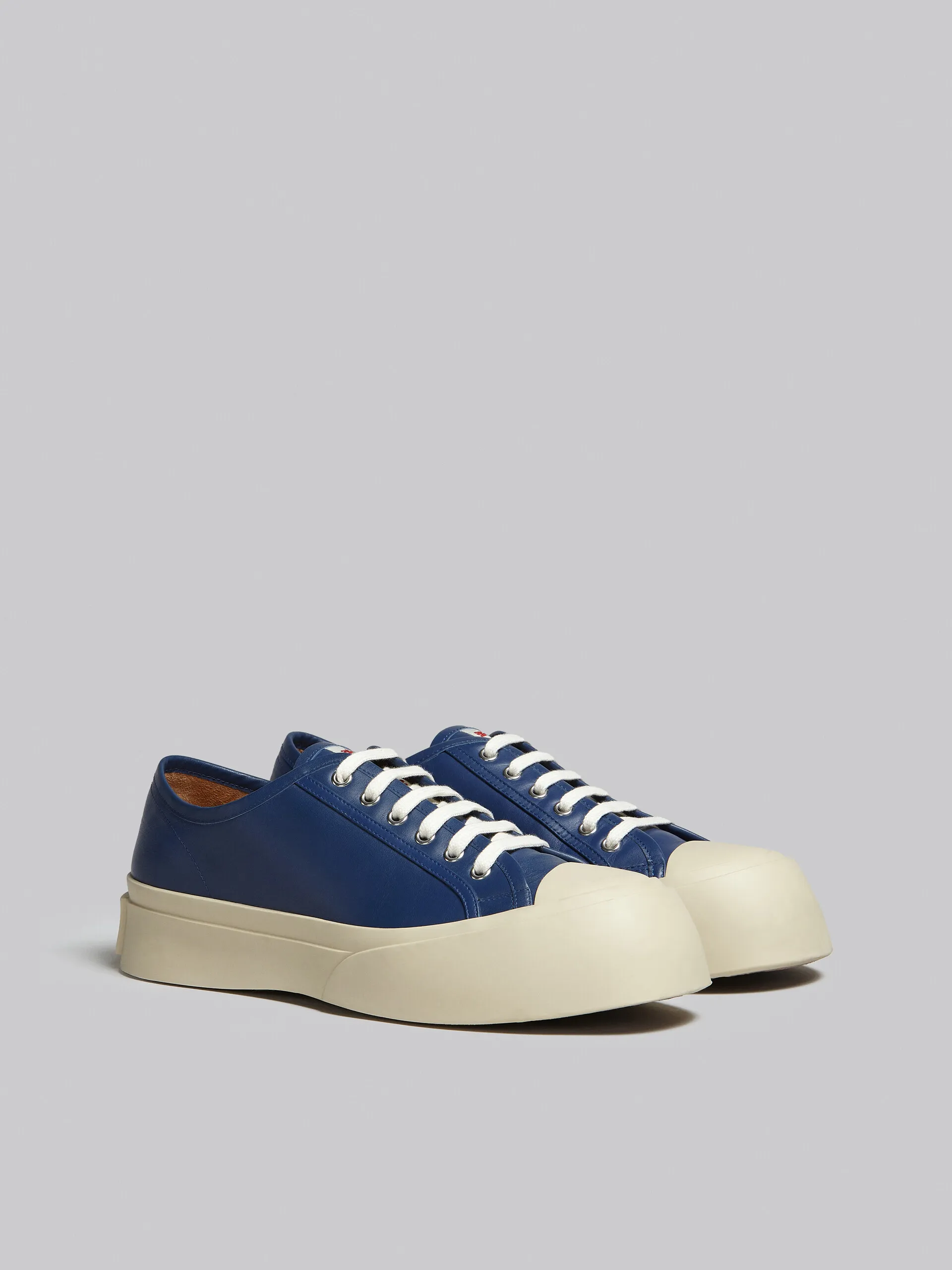Zapatilla Pablo de napa azul