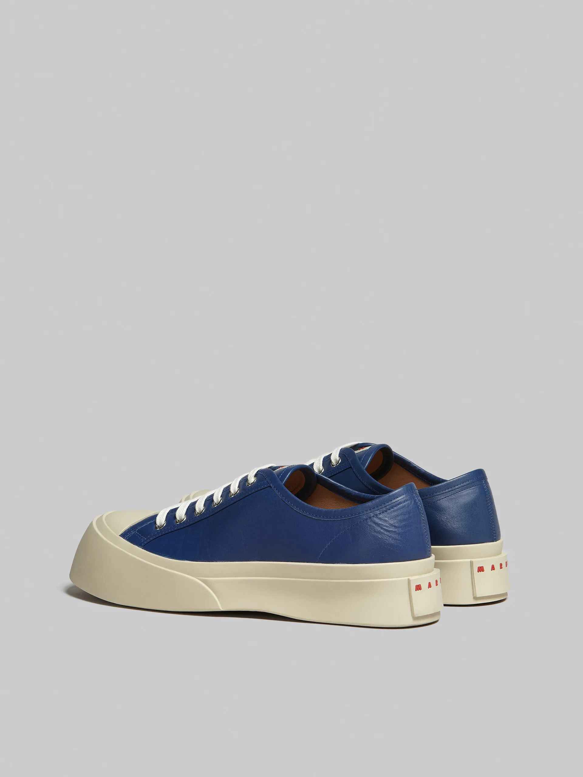 Zapatilla Pablo de napa azul