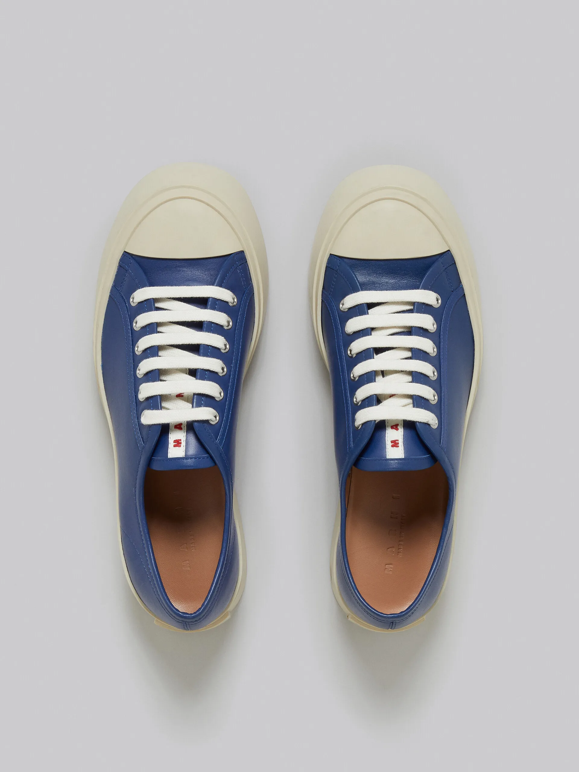 Zapatilla Pablo de napa azul