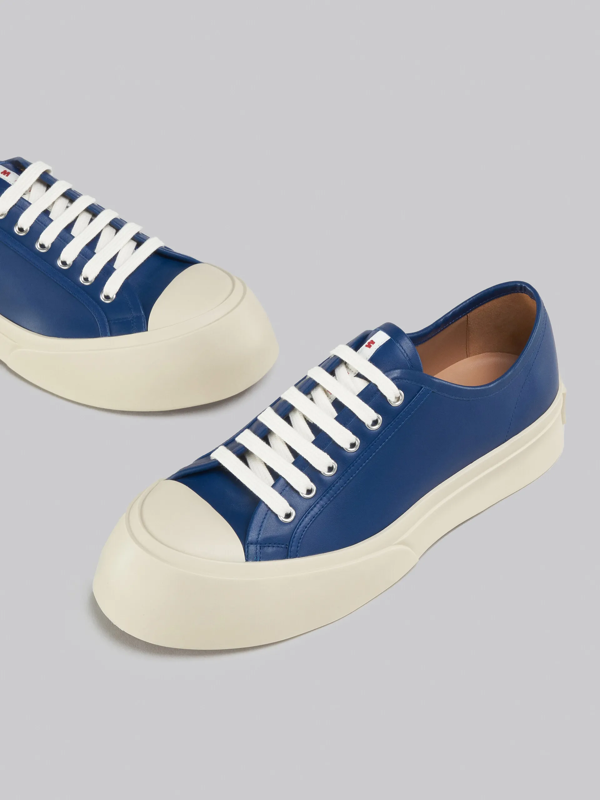 Zapatilla Pablo de napa azul