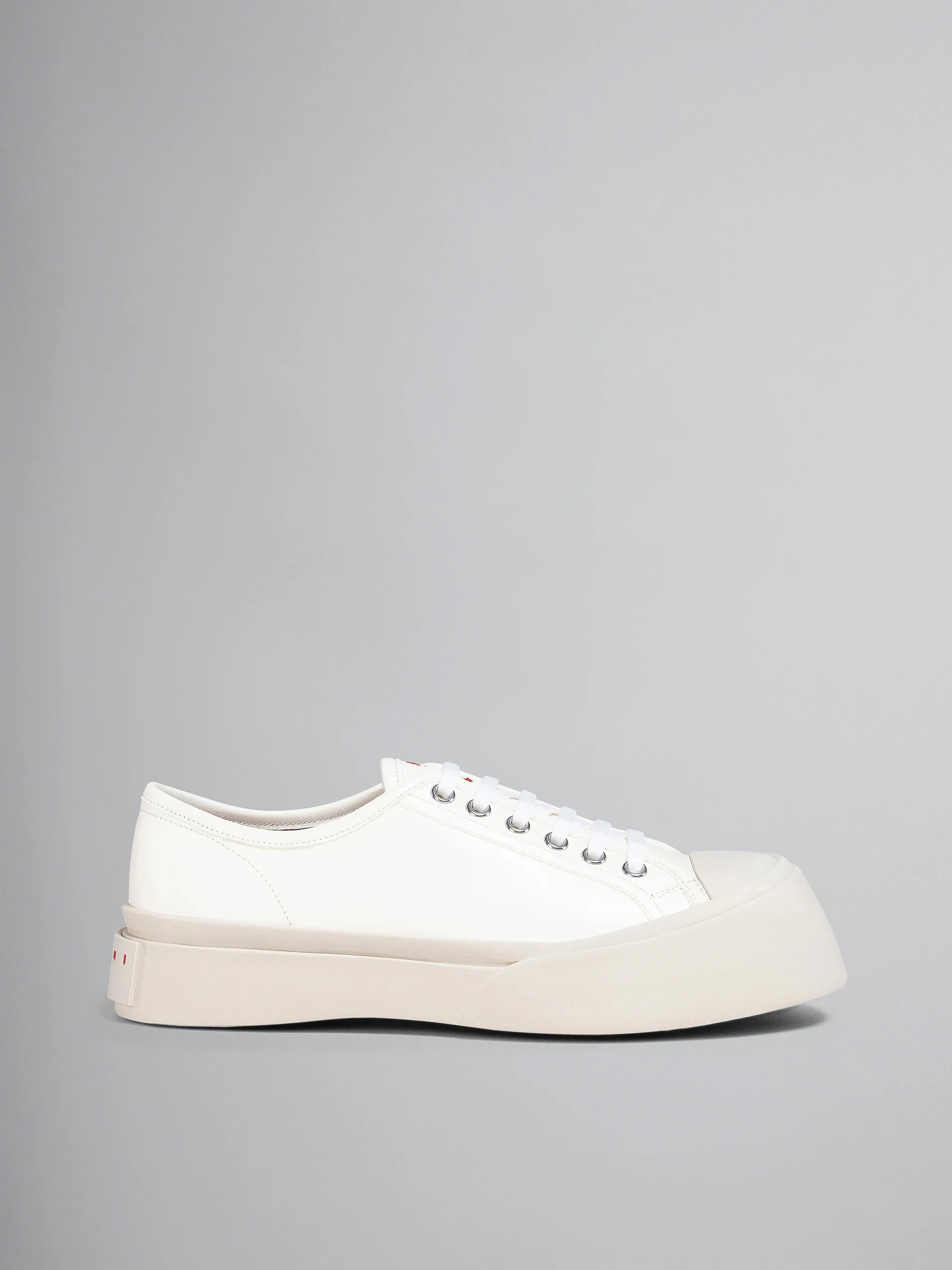 Zapatilla Pablo de napa blanca