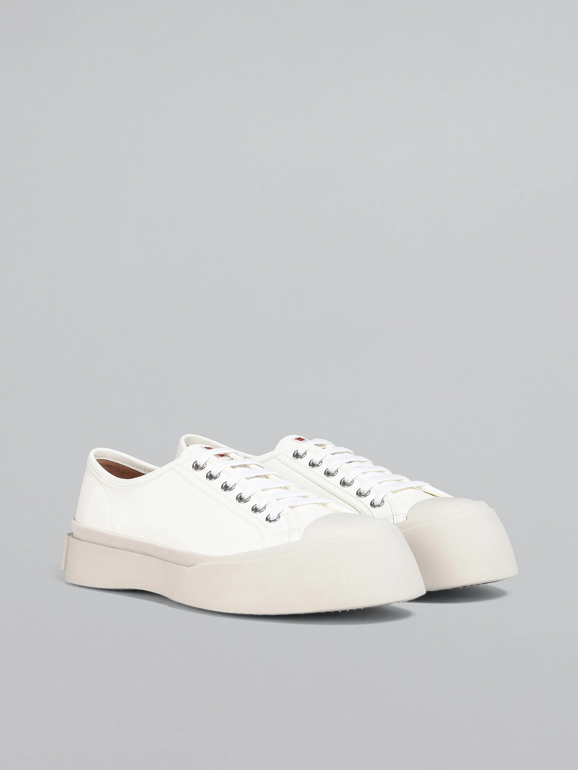 Zapatilla Pablo de napa blanca