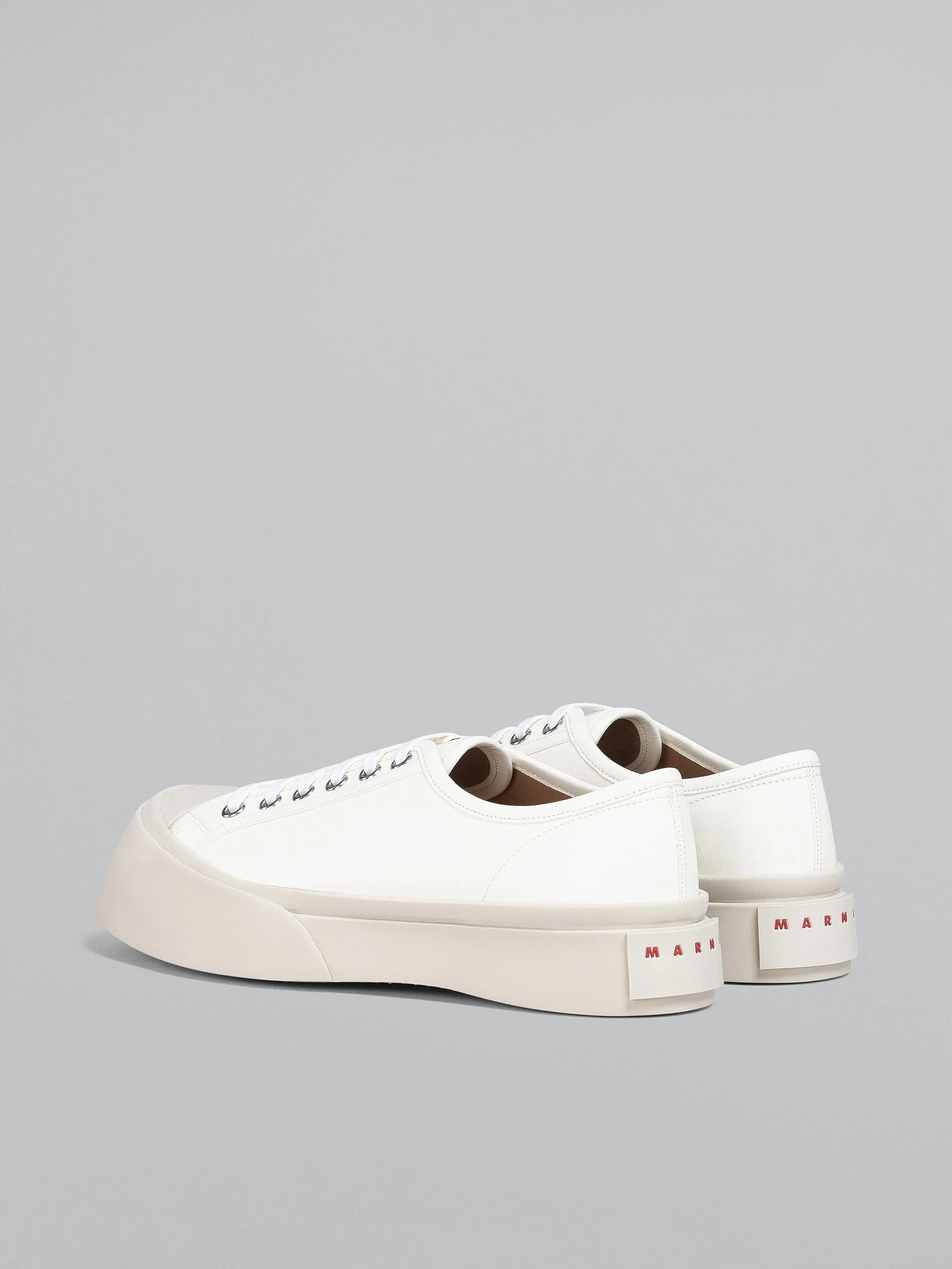 Zapatilla Pablo de napa blanca