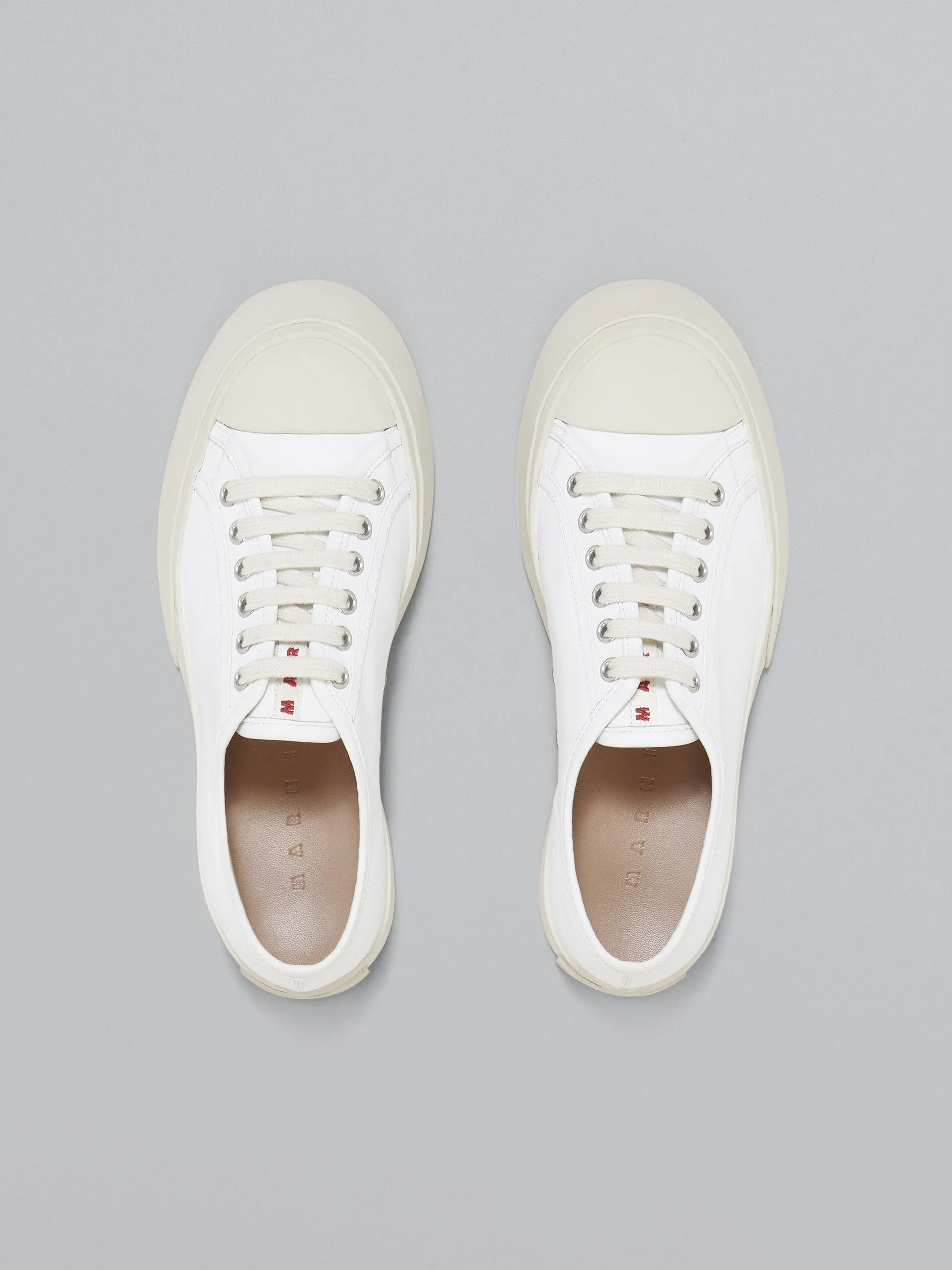 Zapatilla Pablo de napa blanca