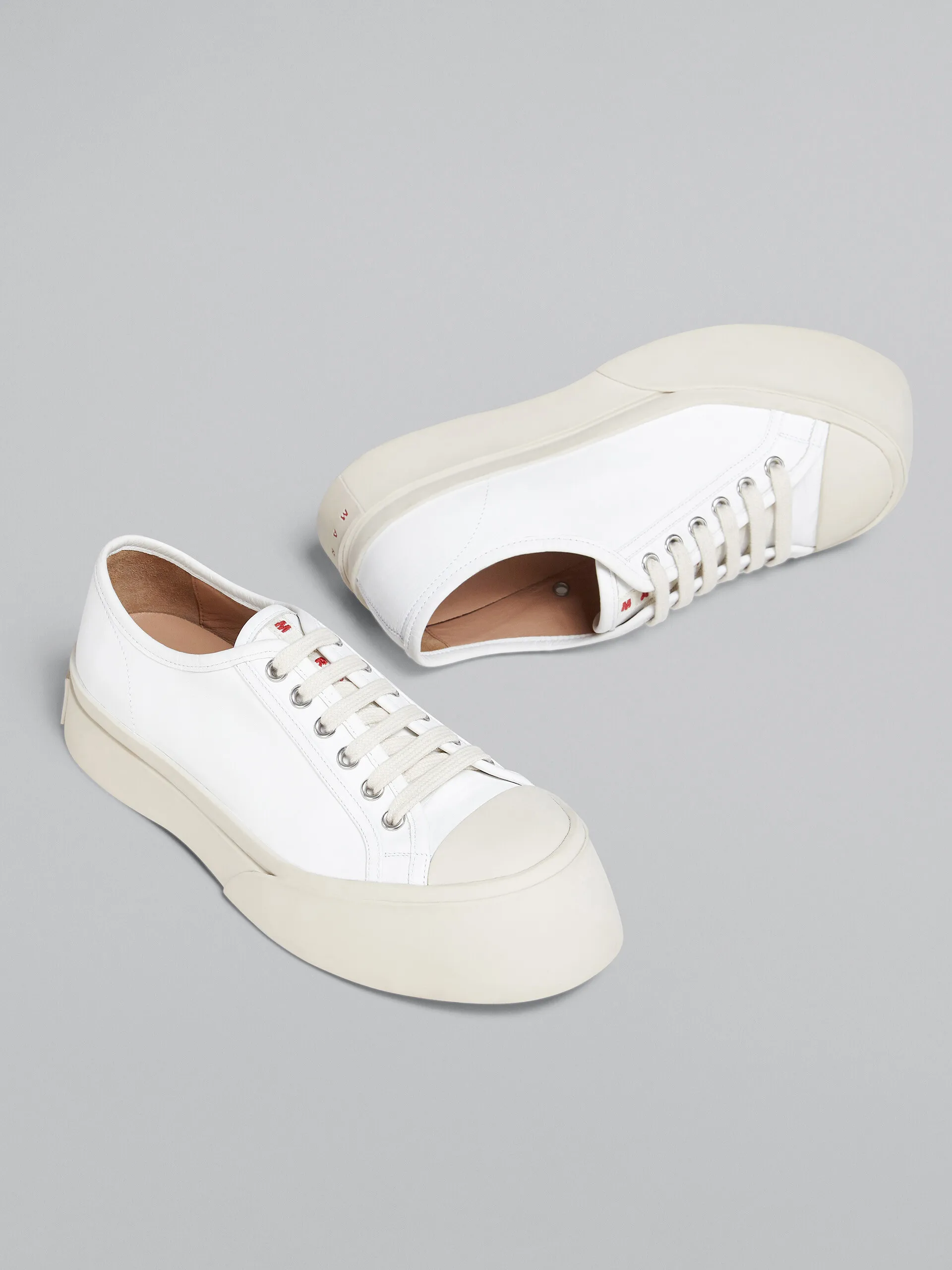 Zapatilla Pablo de napa blanca