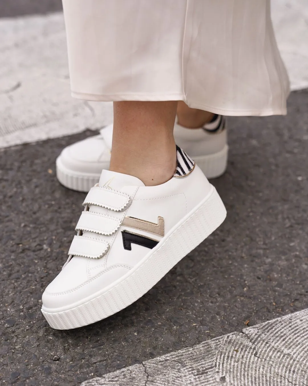 ZAPATILLAS DE MUJER CON ESTAMPADO DE CEBRA Y CIERRE DE VELCRO  CL73 ZEBRA
