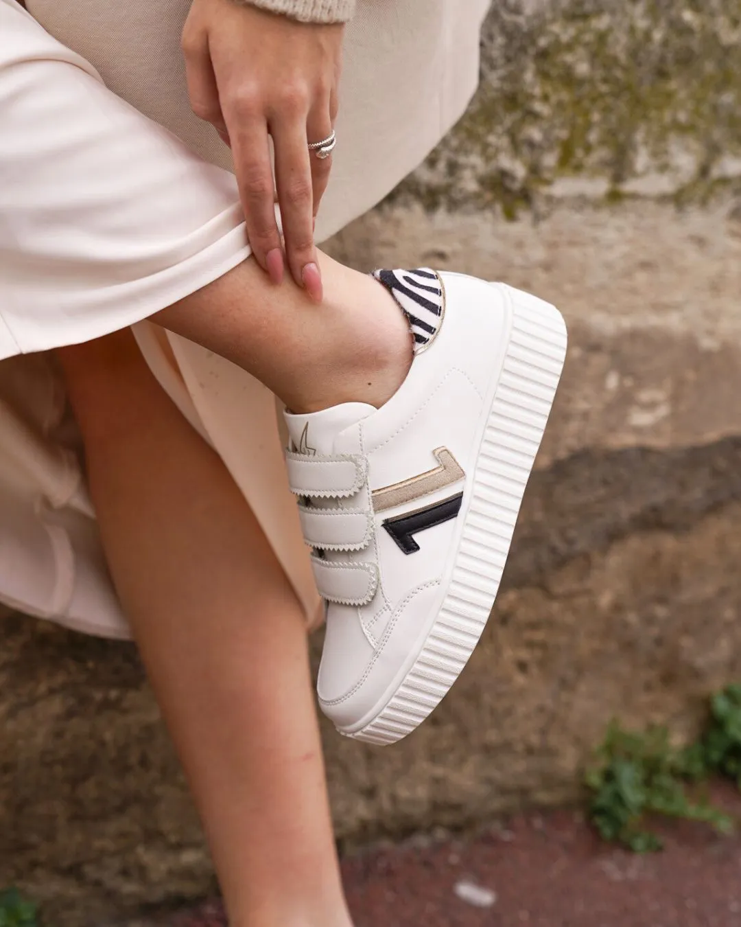 ZAPATILLAS DE MUJER CON ESTAMPADO DE CEBRA Y CIERRE DE VELCRO  CL73 ZEBRA