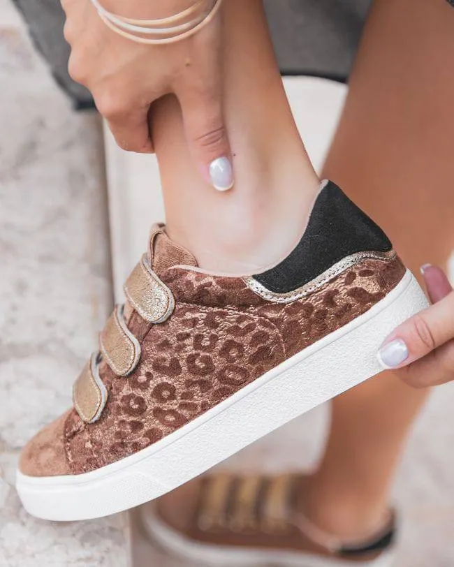 ZAPATILLAS DE MUJER EN COLOR CAMELLO CON CIERRE DE VELCRO  CHARLY