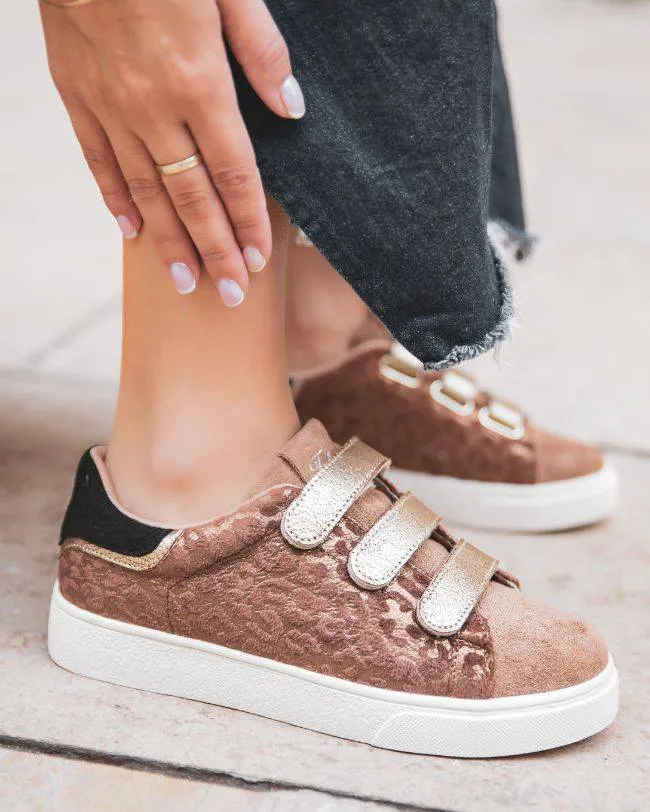 ZAPATILLAS DE MUJER EN COLOR CAMELLO CON CIERRE DE VELCRO  CHARLY