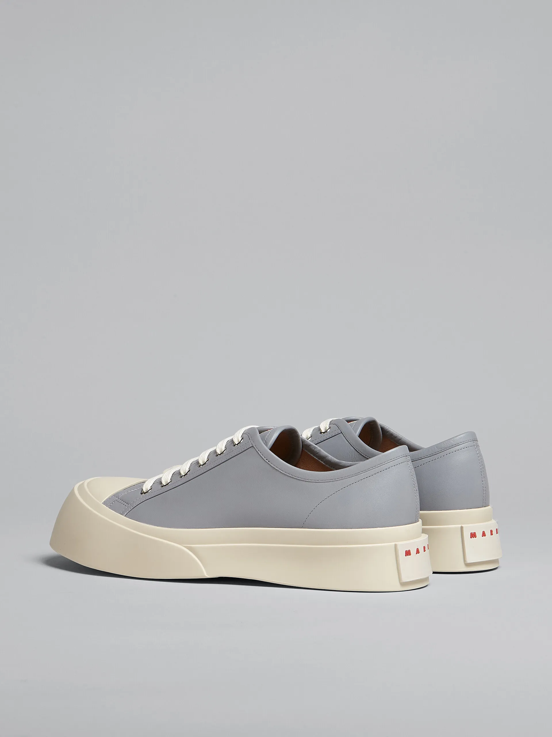 Zapatillas PABLO de napa gris