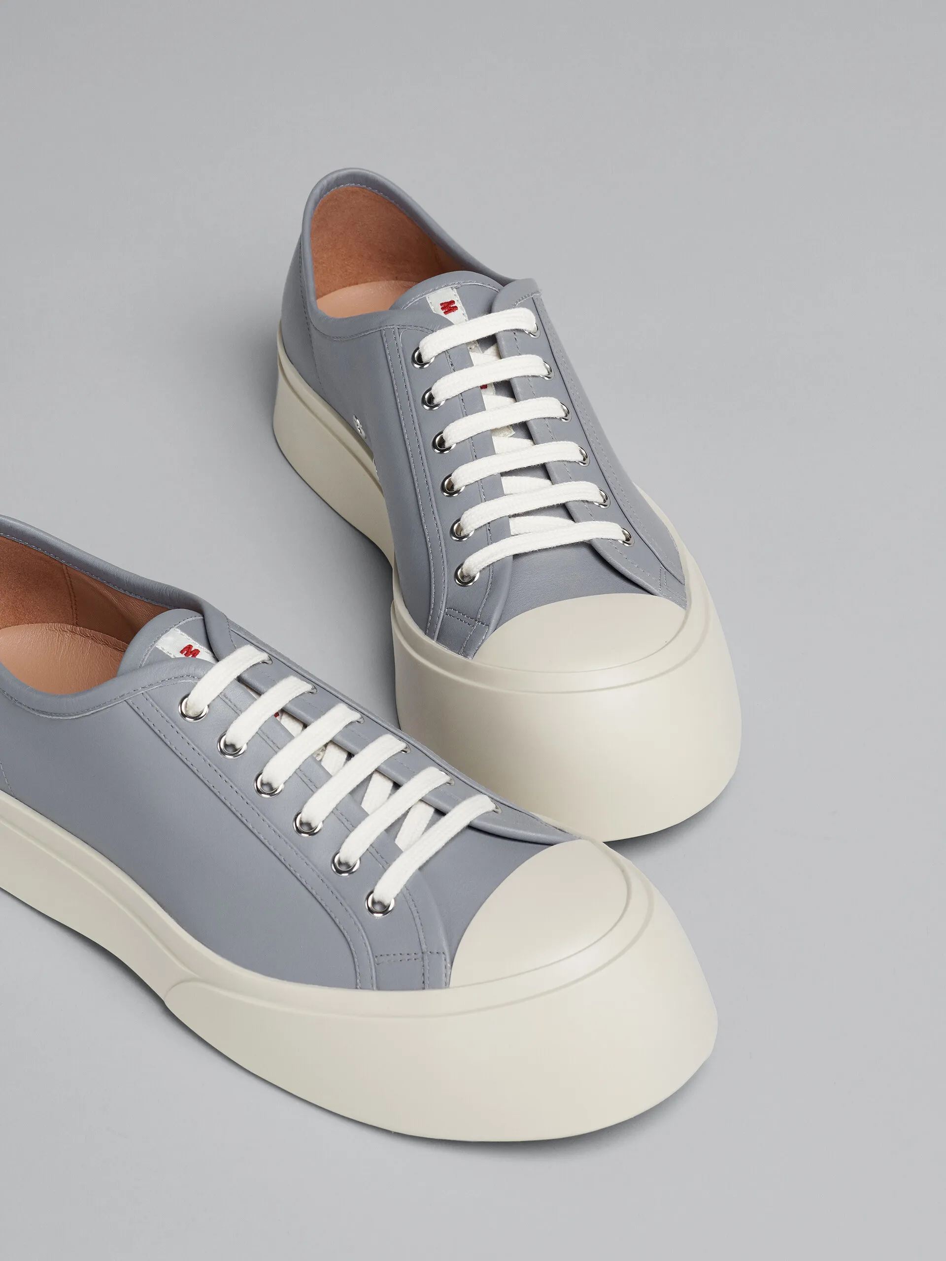 Zapatillas PABLO de napa gris